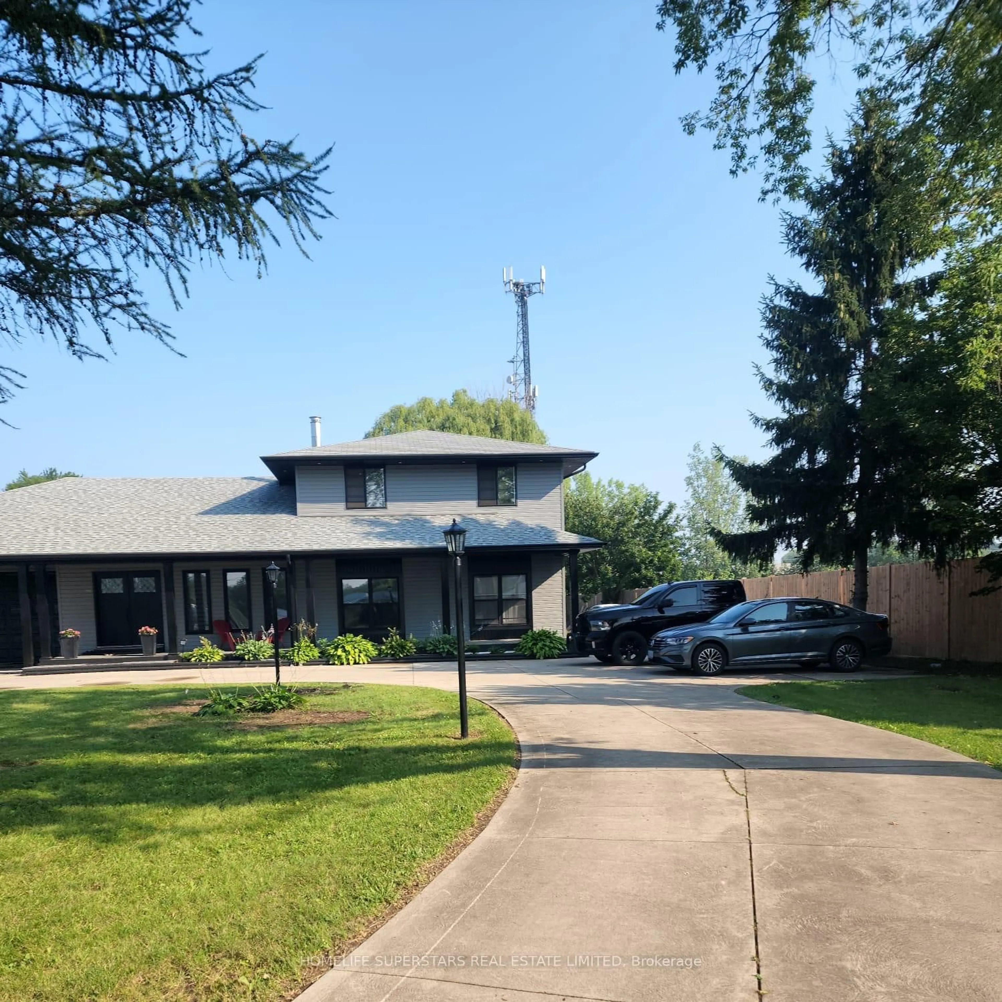 A pic from outside/outdoor area/front of a property/back of a property/a pic from drone, building for 1988 RIVER Rd, London East Ontario N5W 6C2