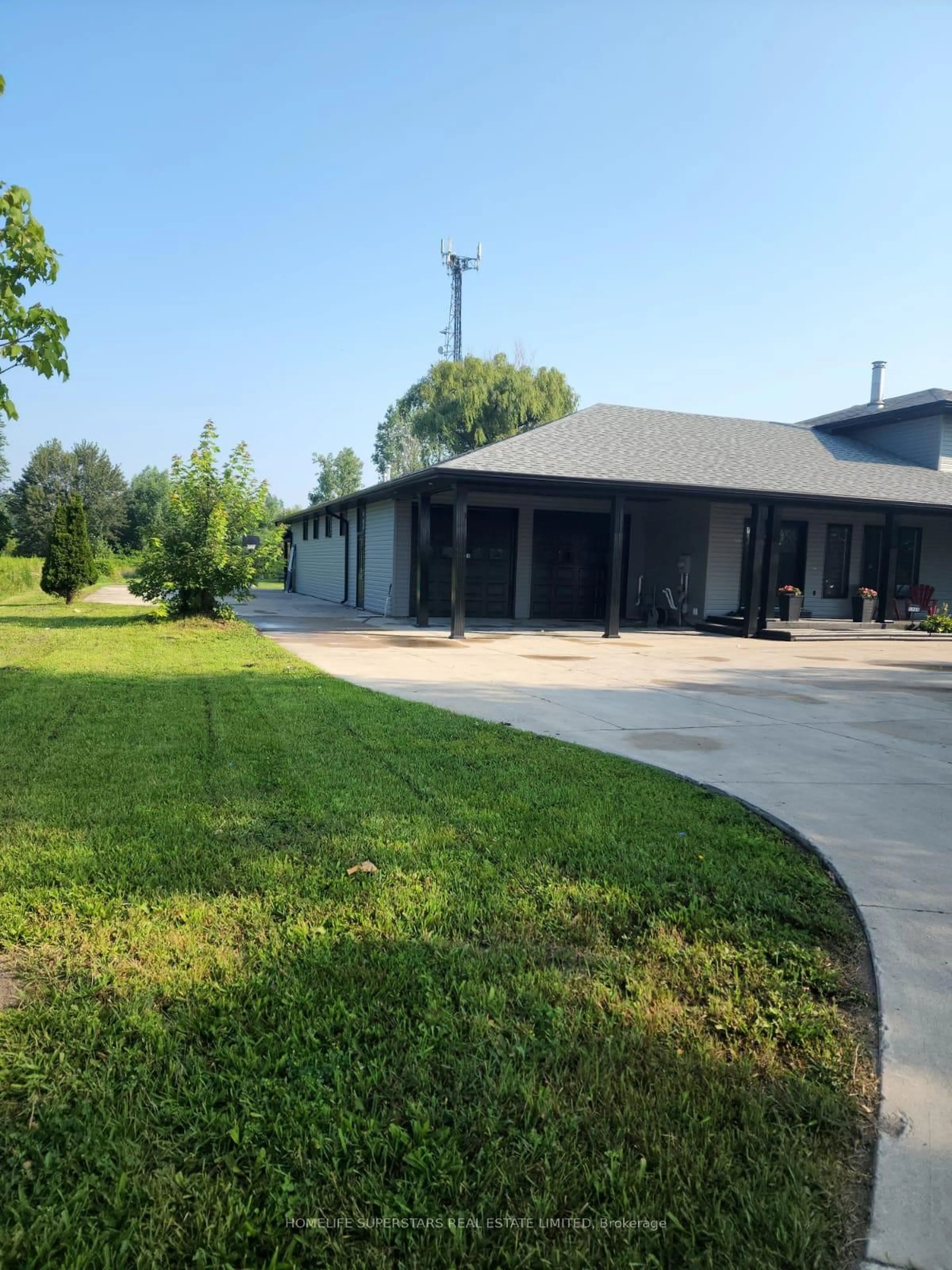 A pic from outside/outdoor area/front of a property/back of a property/a pic from drone, unknown for 1988 RIVER Rd, London East Ontario N5W 6C2