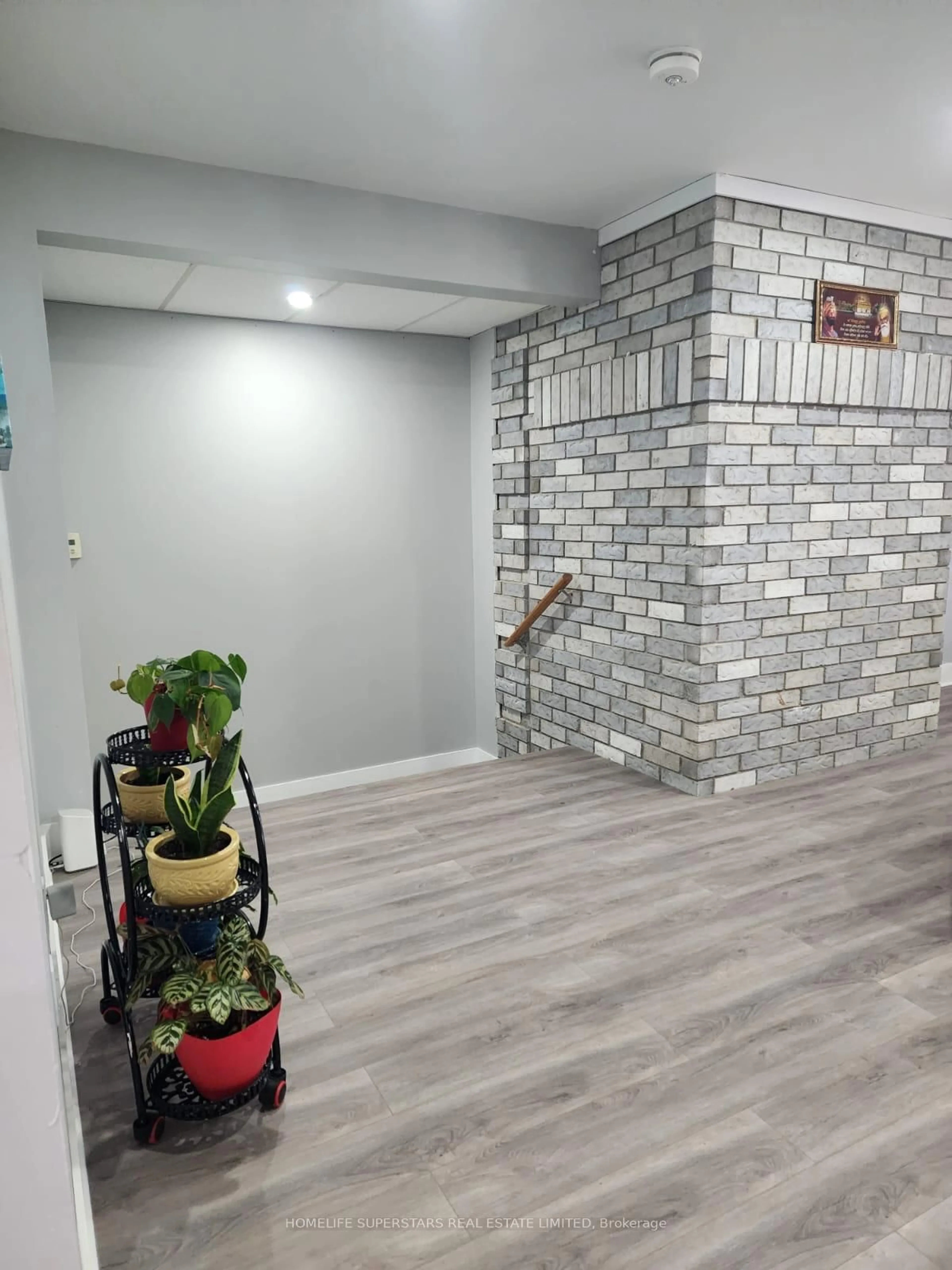 Indoor foyer for 1988 RIVER Rd, London East Ontario N5W 6C2