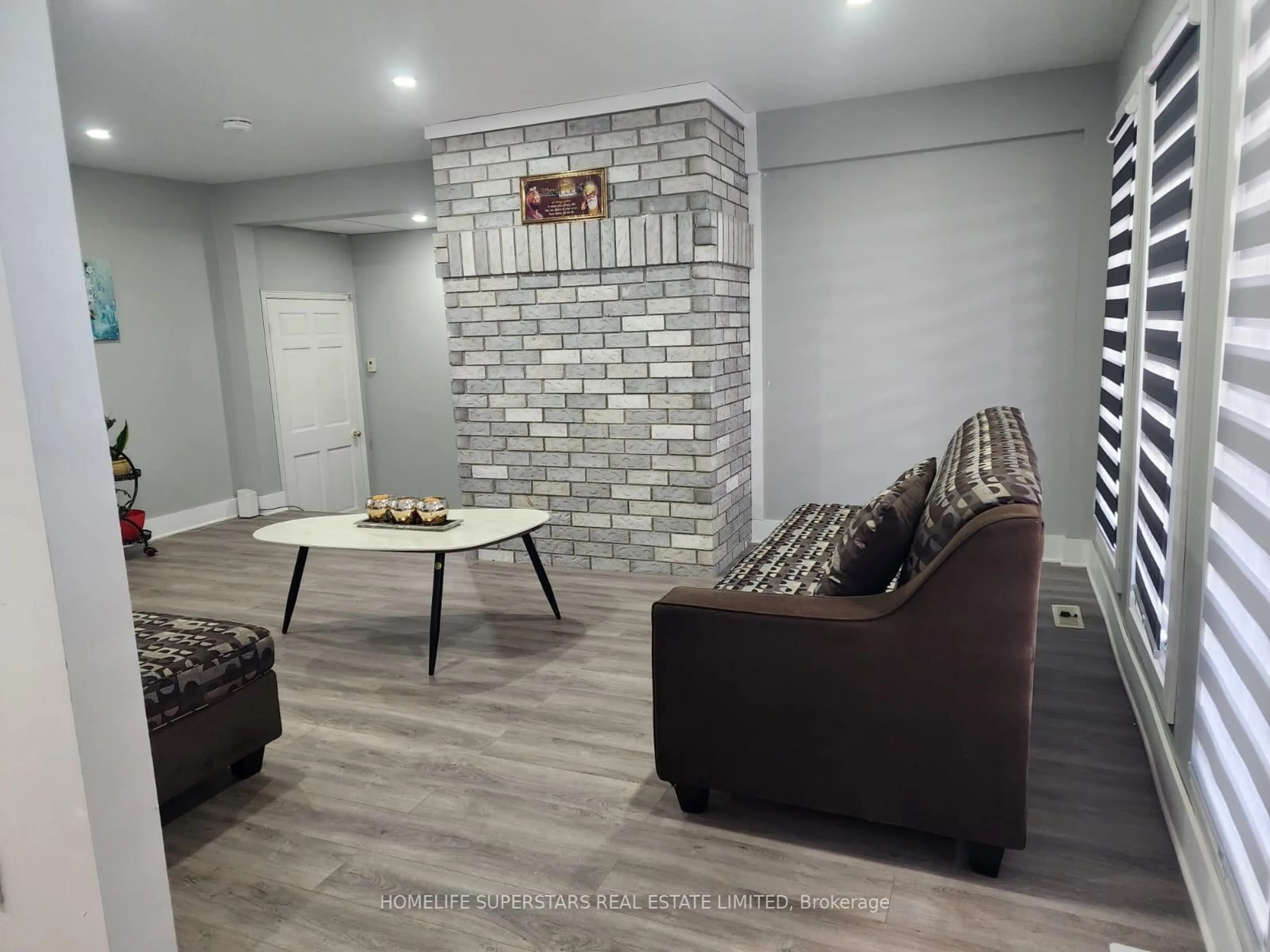 Living room with furniture, unknown for 1988 RIVER Rd, London East Ontario N5W 6C2