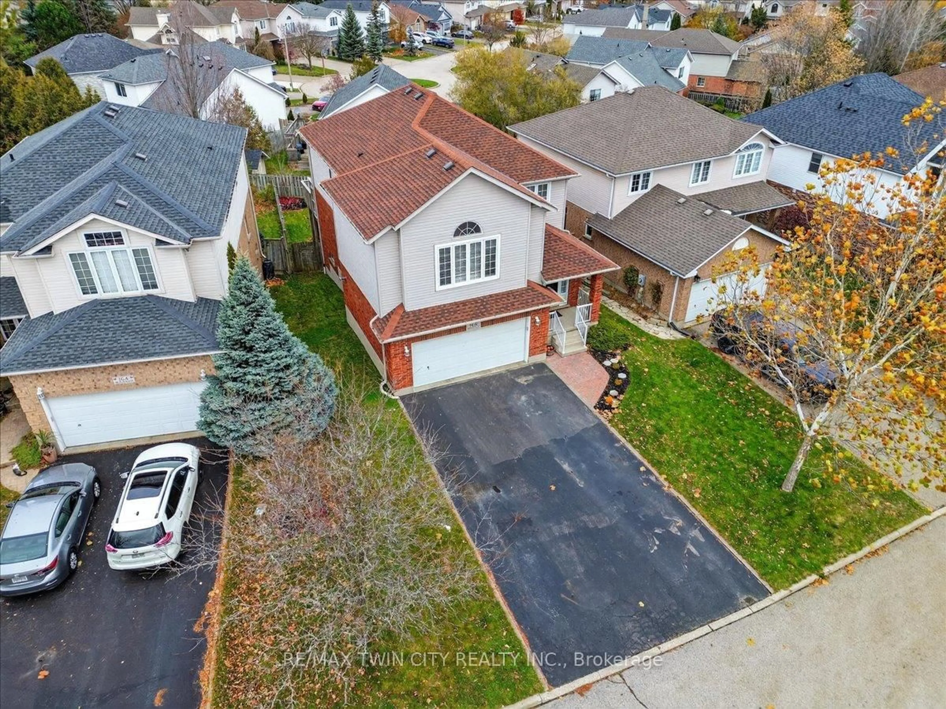 A pic from outside/outdoor area/front of a property/back of a property/a pic from drone, street for 166 Bridgewater Cres, Waterloo Ontario N2T 2M1