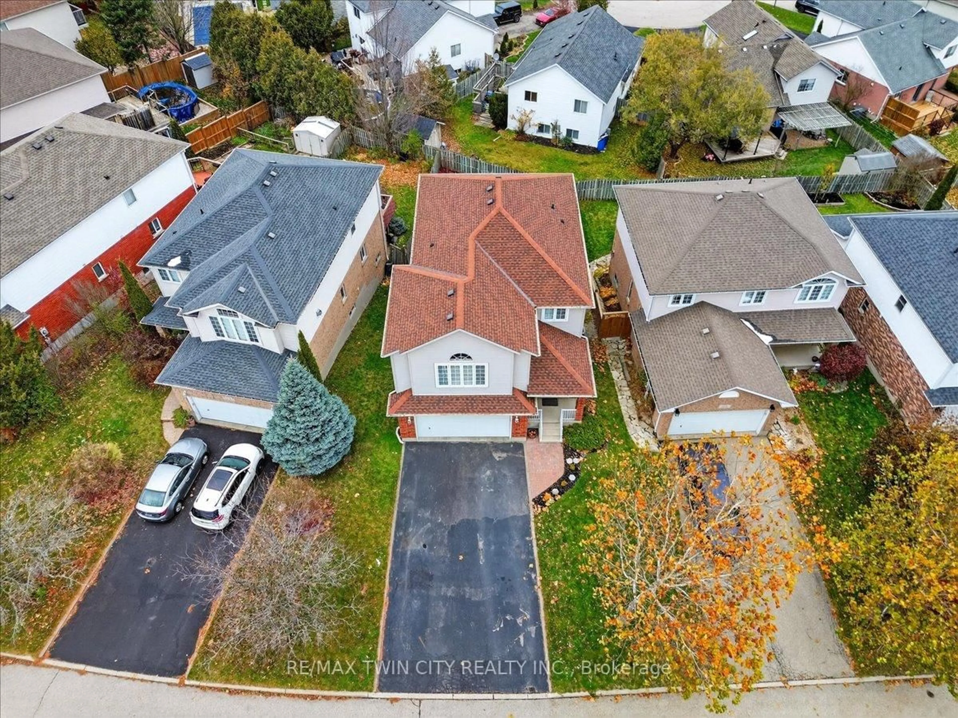 A pic from outside/outdoor area/front of a property/back of a property/a pic from drone, street for 166 Bridgewater Cres, Waterloo Ontario N2T 2M1
