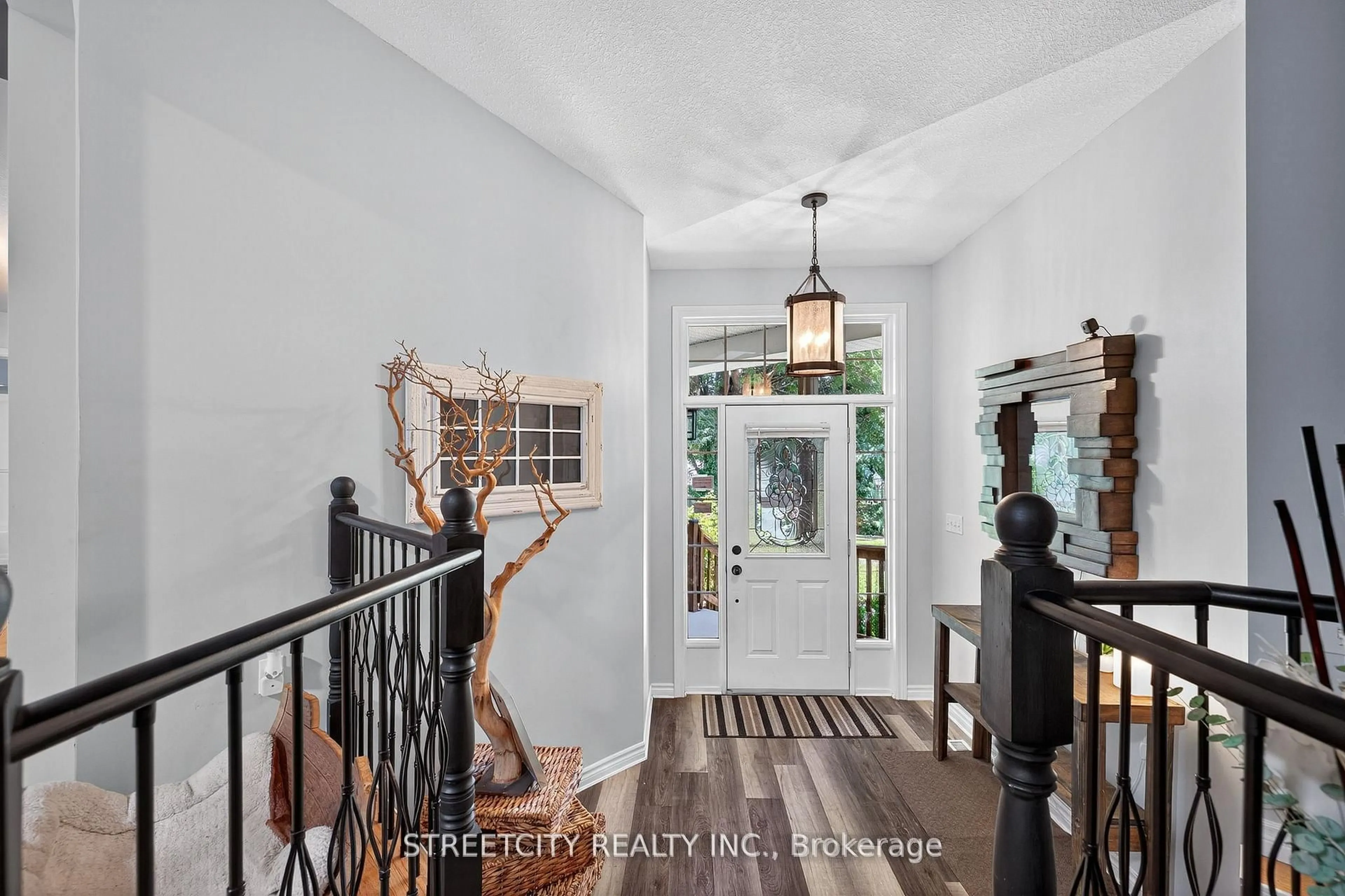 Indoor entryway for 1163 Crumlin Sdrd, London East Ontario N5V 1R6