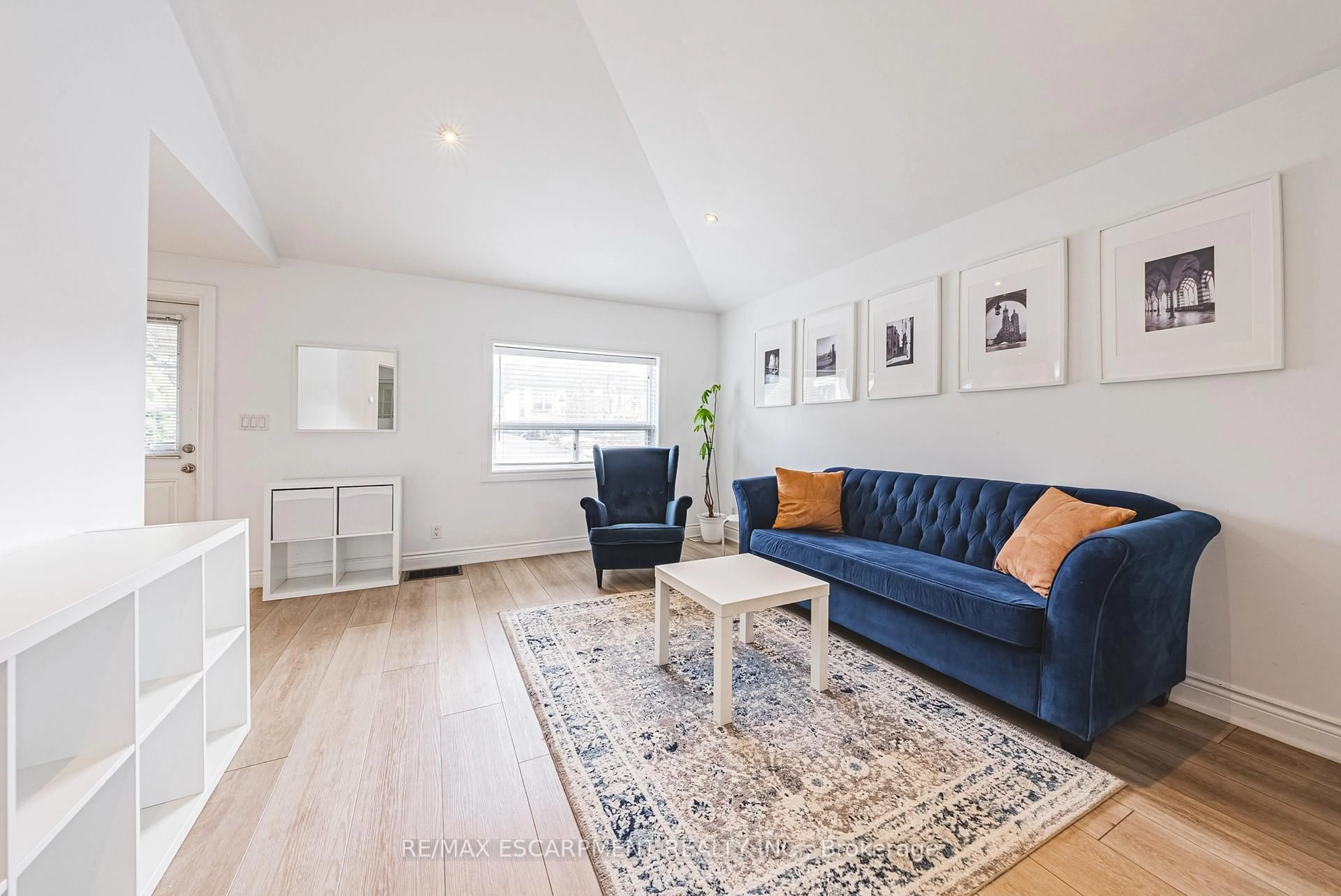 Living room with furniture, wood/laminate floor for 258 West 19th St, Hamilton Ontario L9C 4J4