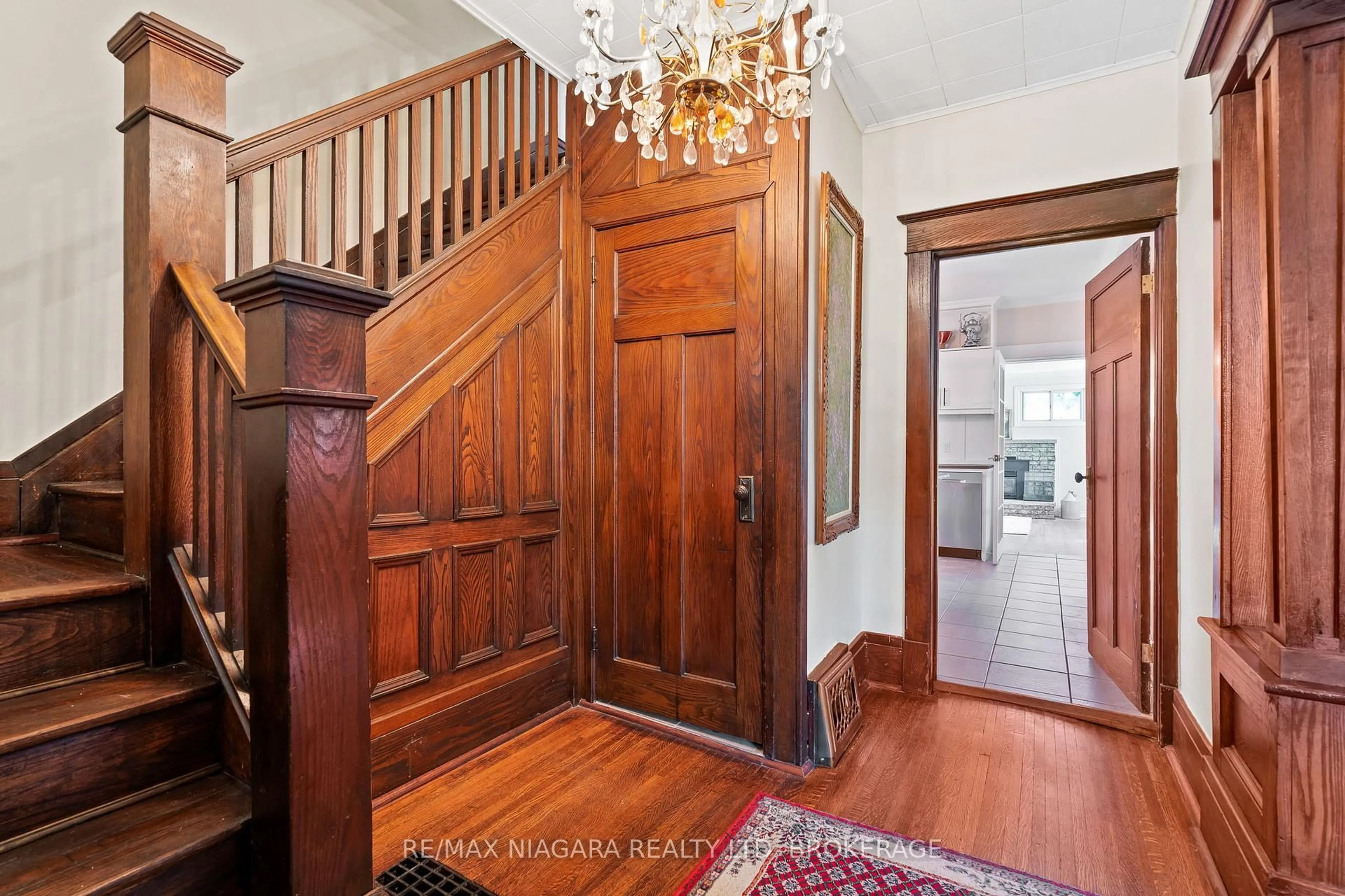 Indoor foyer for 2 Carleton St, Thorold Ontario L2V 2A3