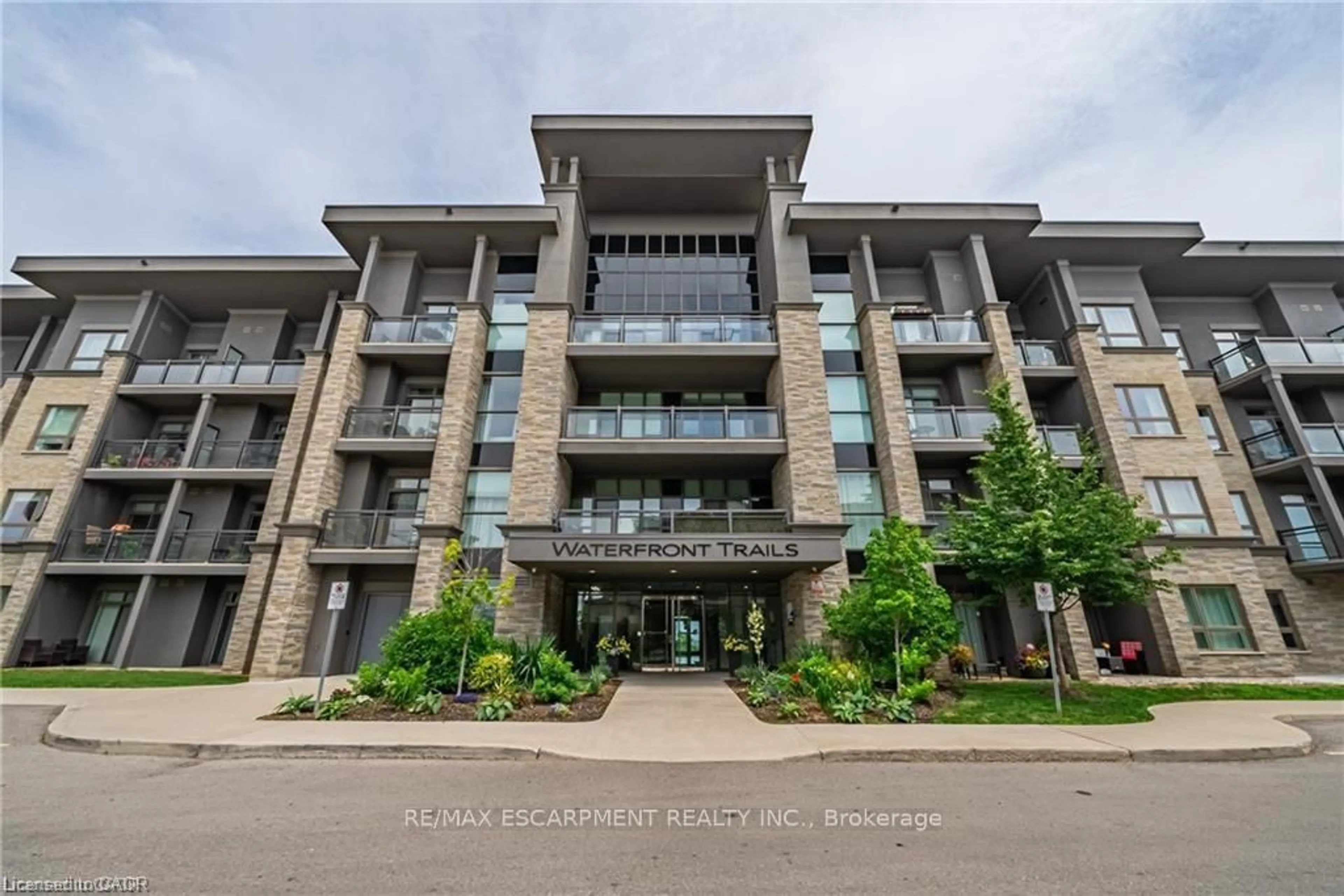 Indoor foyer for 35 Southshore Cres #221, Hamilton Ontario L8E 0J2
