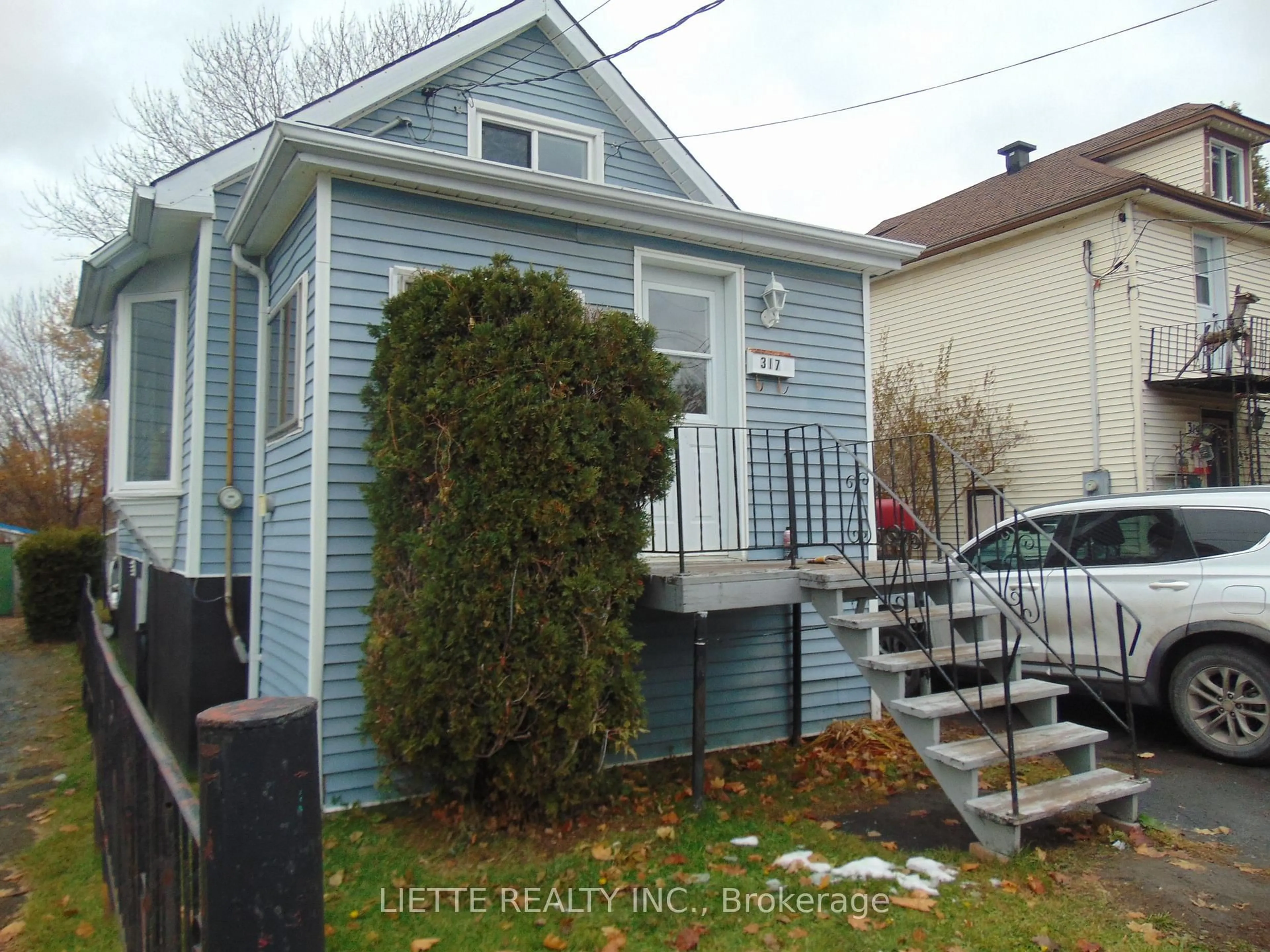 Home with vinyl exterior material, street for 317 8th St, Cornwall Ontario K6H 2S6