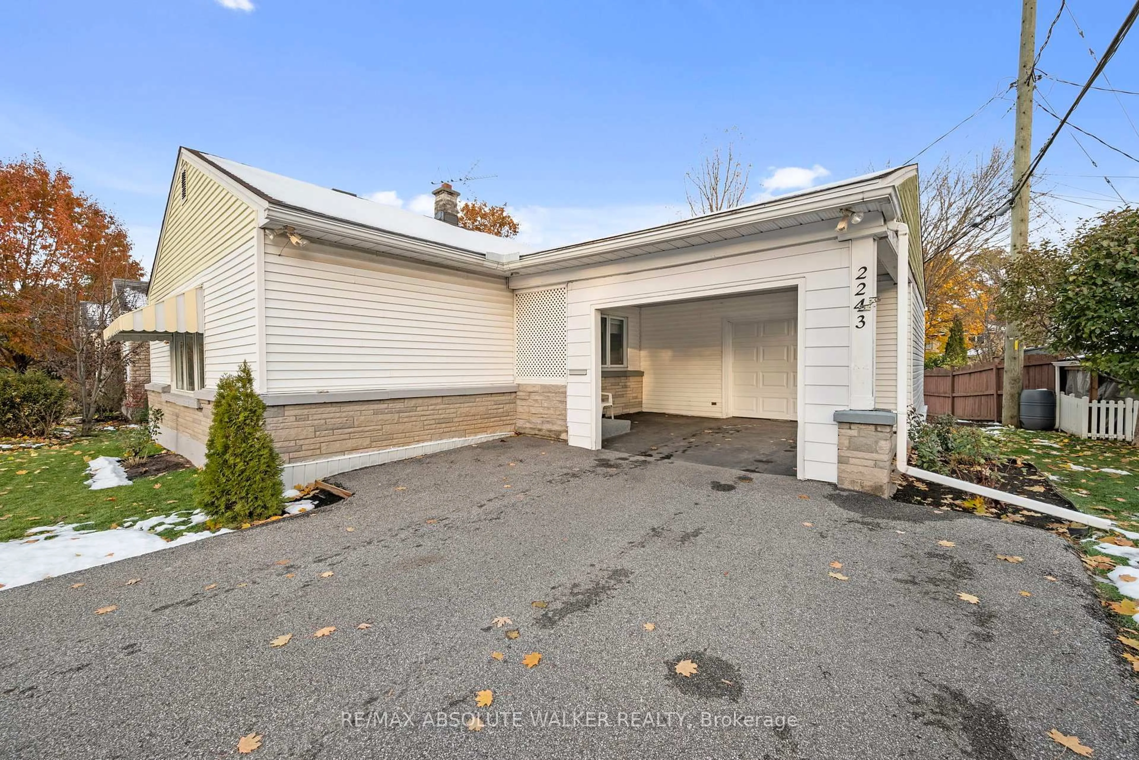 Indoor garage for 2243 Hillary Ave, Ottawa Ontario K1H 7H7