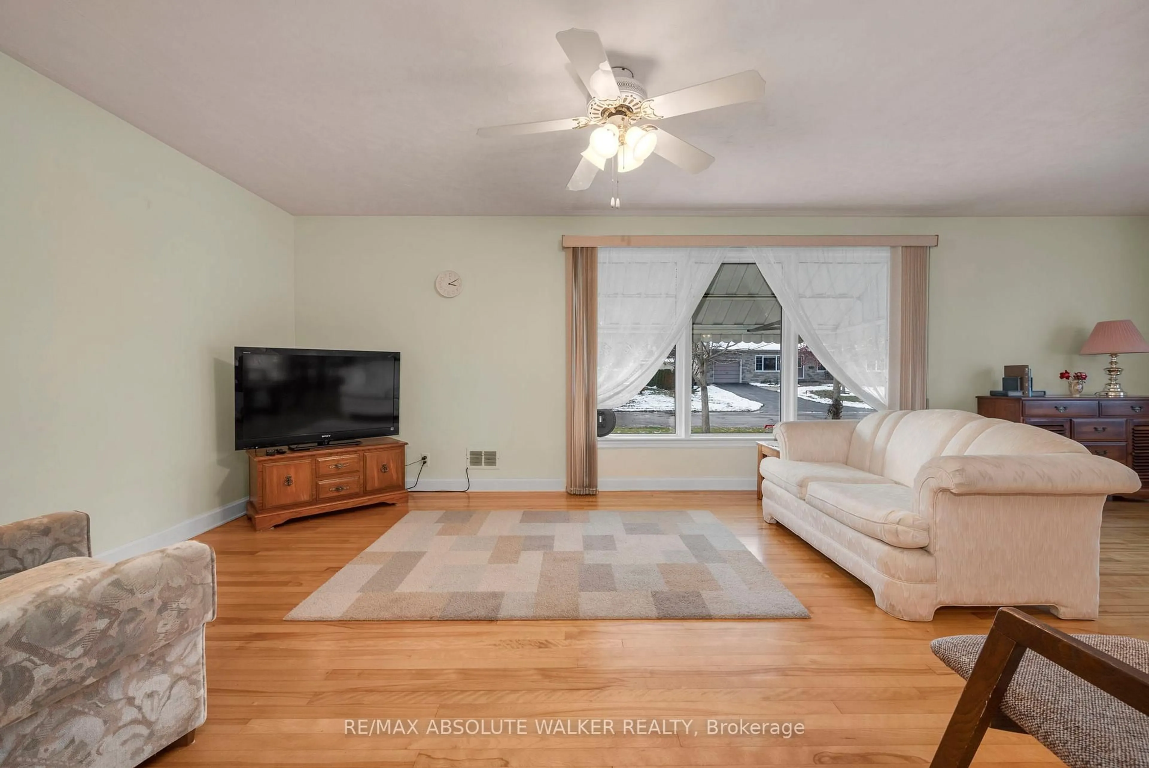 Living room with furniture, unknown for 2243 Hillary Ave, Ottawa Ontario K1H 7H7