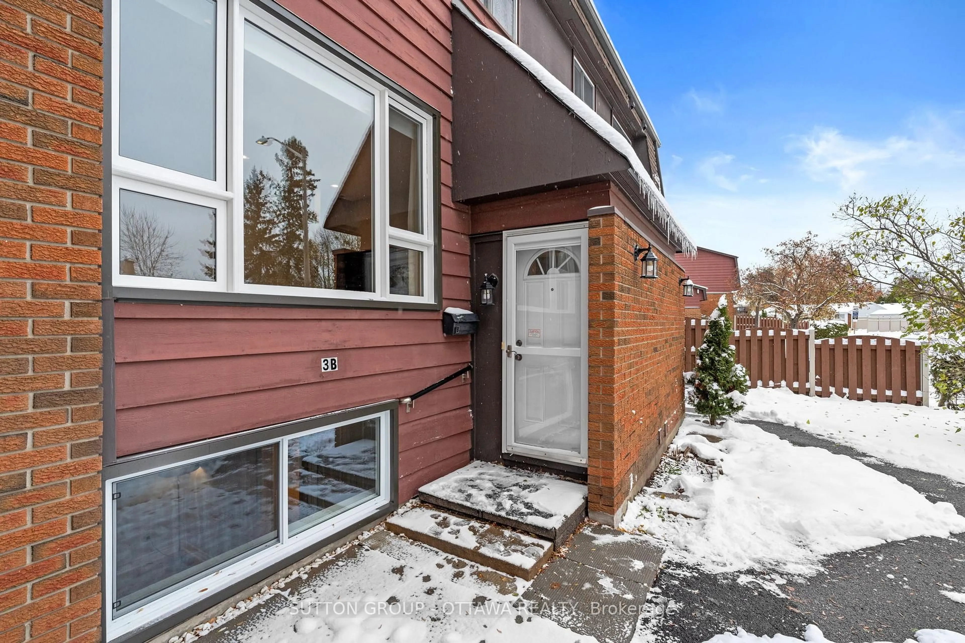 Unknown for 3 Banner Rd #B, Ottawa Ontario K2H 8T3