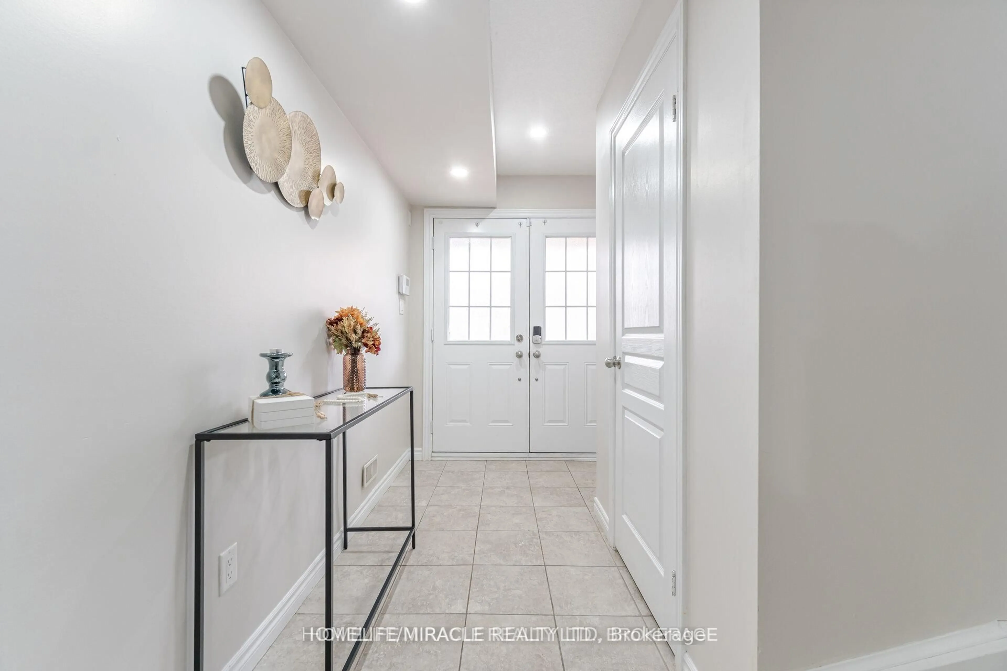 Indoor entryway for 18 Kenridge Terr, Hamilton Ontario L8J 0G4