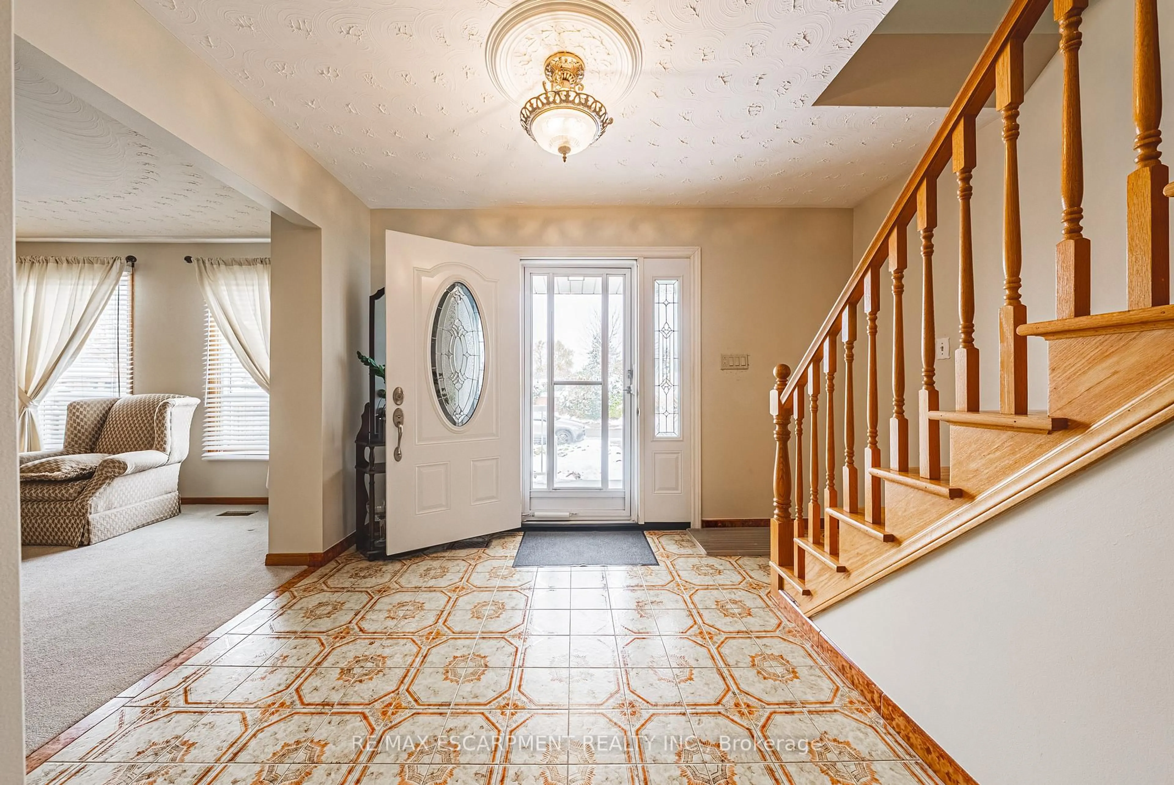 Indoor foyer for 19 Hadeland Ave, Hamilton Ontario L9C 6Z8