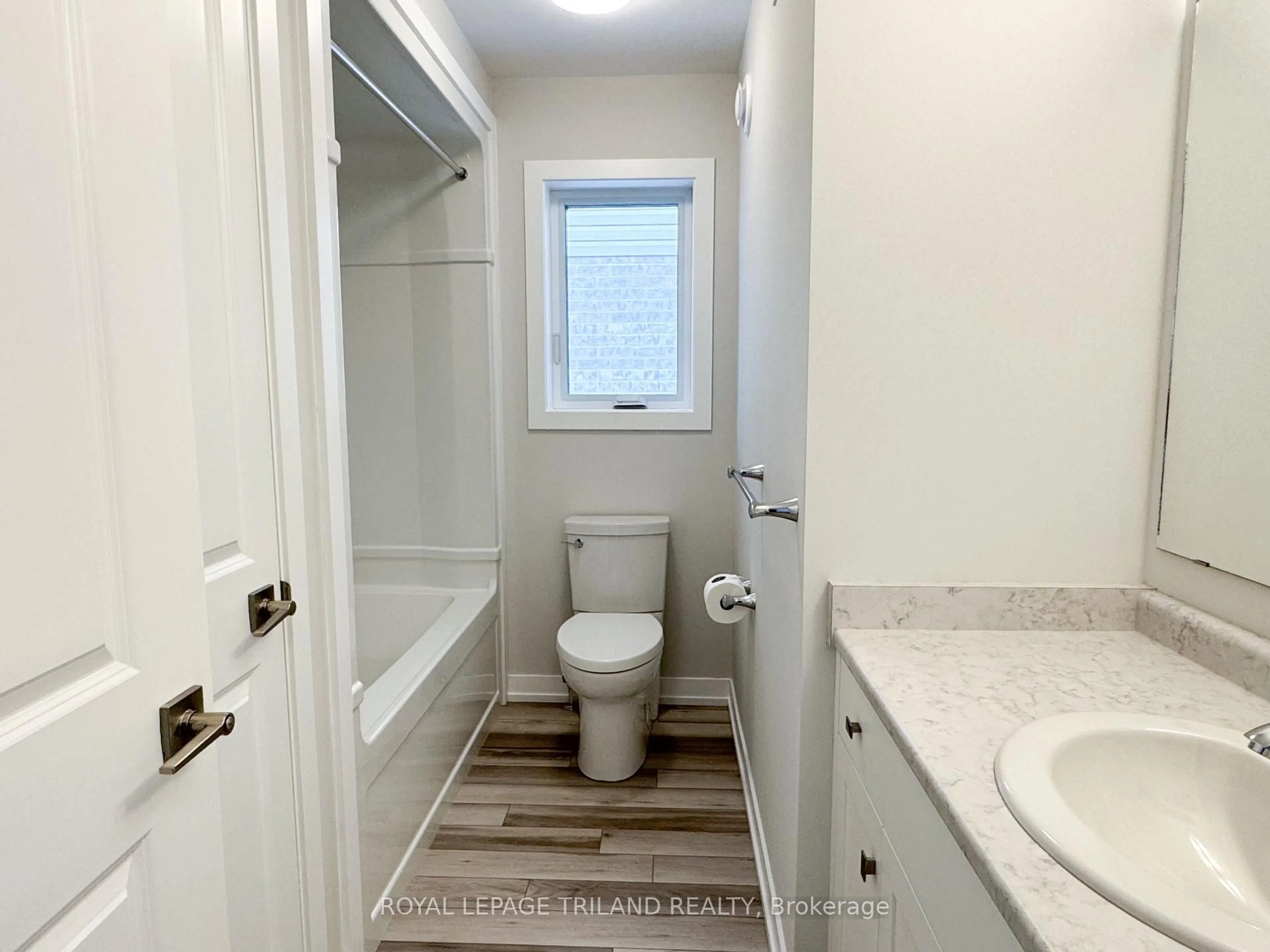 Standard bathroom, ceramic/tile floor for 110 Styles Dr, St. Thomas Ontario N5R 0N8