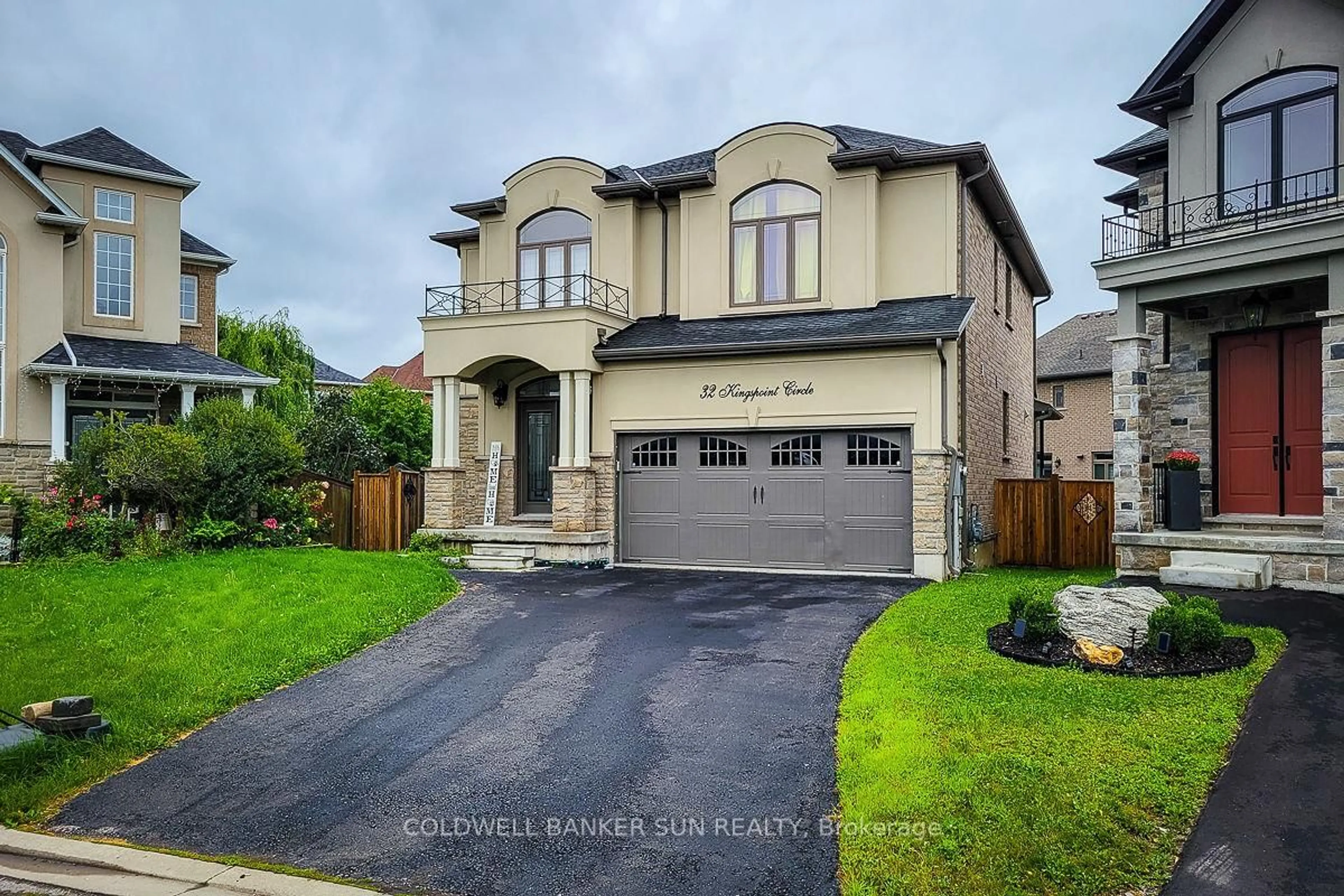 Home with brick exterior material, street for 32 Kingspoint Circ, Hamilton Ontario L8E 6C5