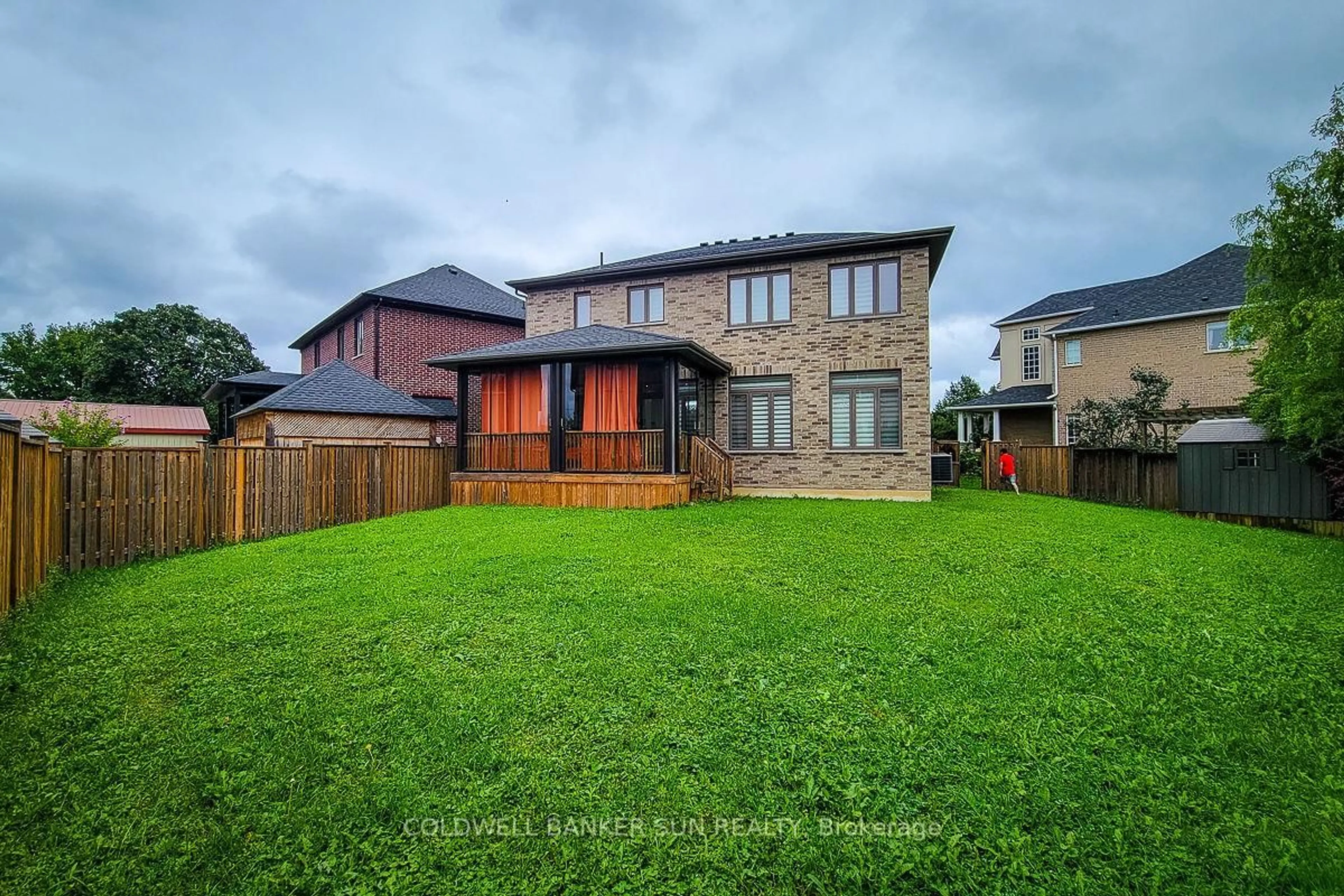 A pic from outside/outdoor area/front of a property/back of a property/a pic from drone, street for 32 Kingspoint Circ, Hamilton Ontario L8E 6C5