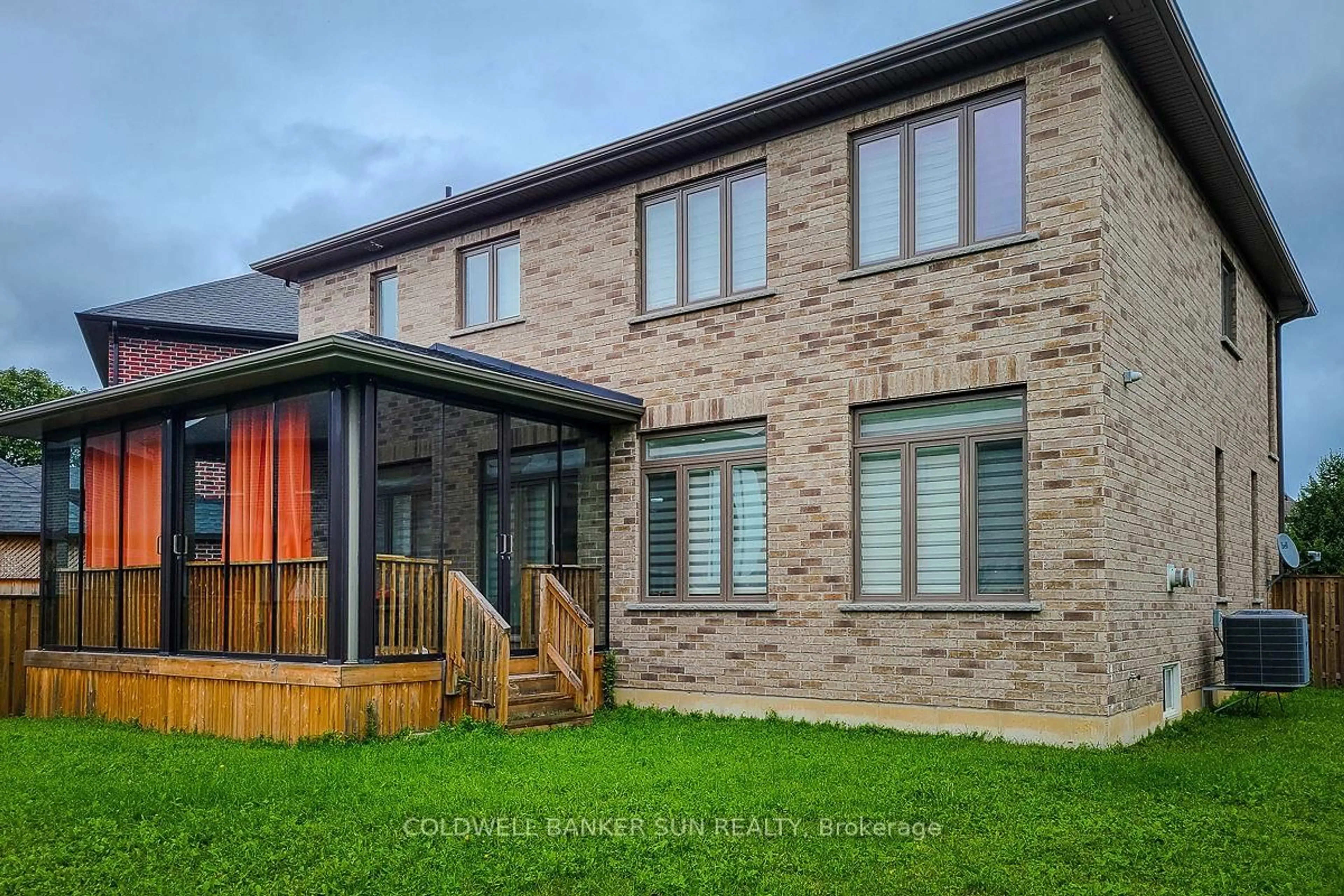 Home with brick exterior material, building for 32 Kingspoint Circ, Hamilton Ontario L8E 6C5