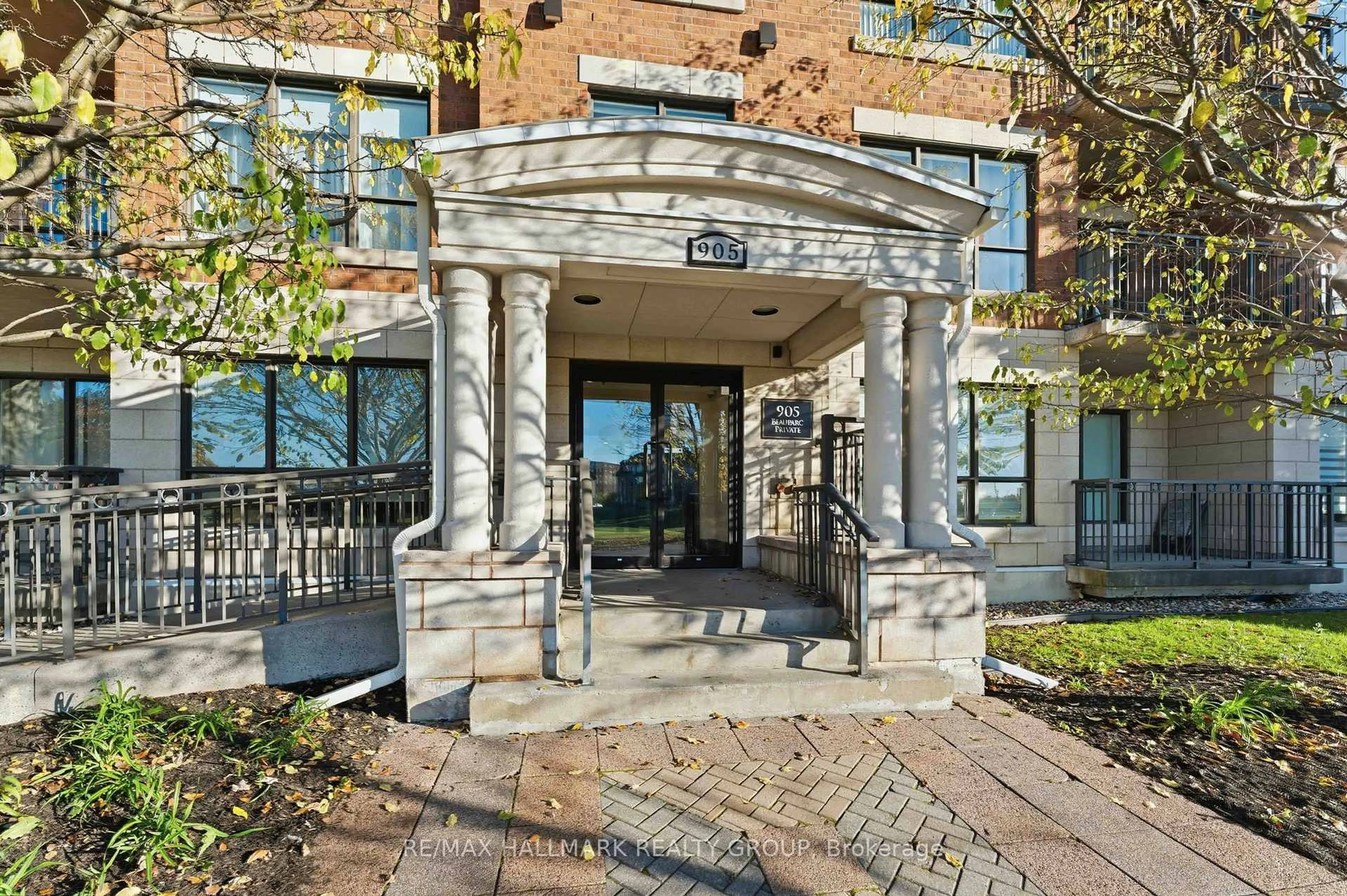 Indoor foyer for 905 BEAUPARC Private #320, Ottawa Ontario K1J 0A2