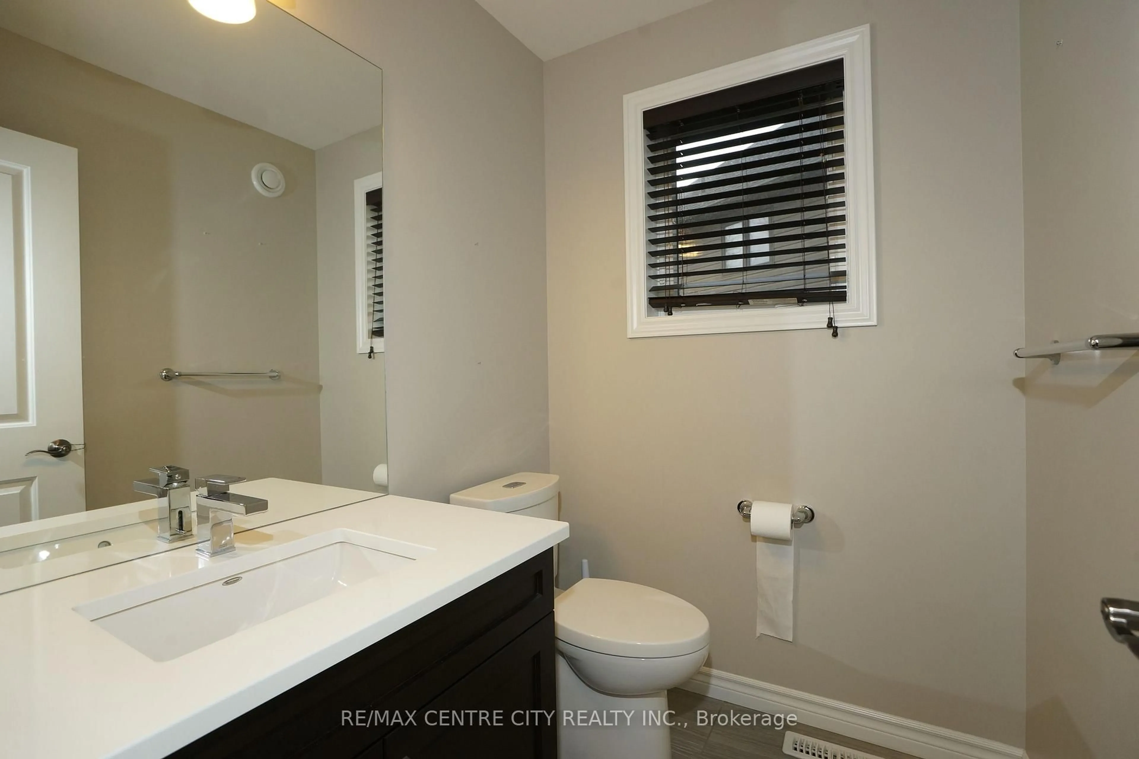 Standard bathroom, ceramic/tile floor for 1509 horseshoe Cres, London North Ontario N5X 0L4