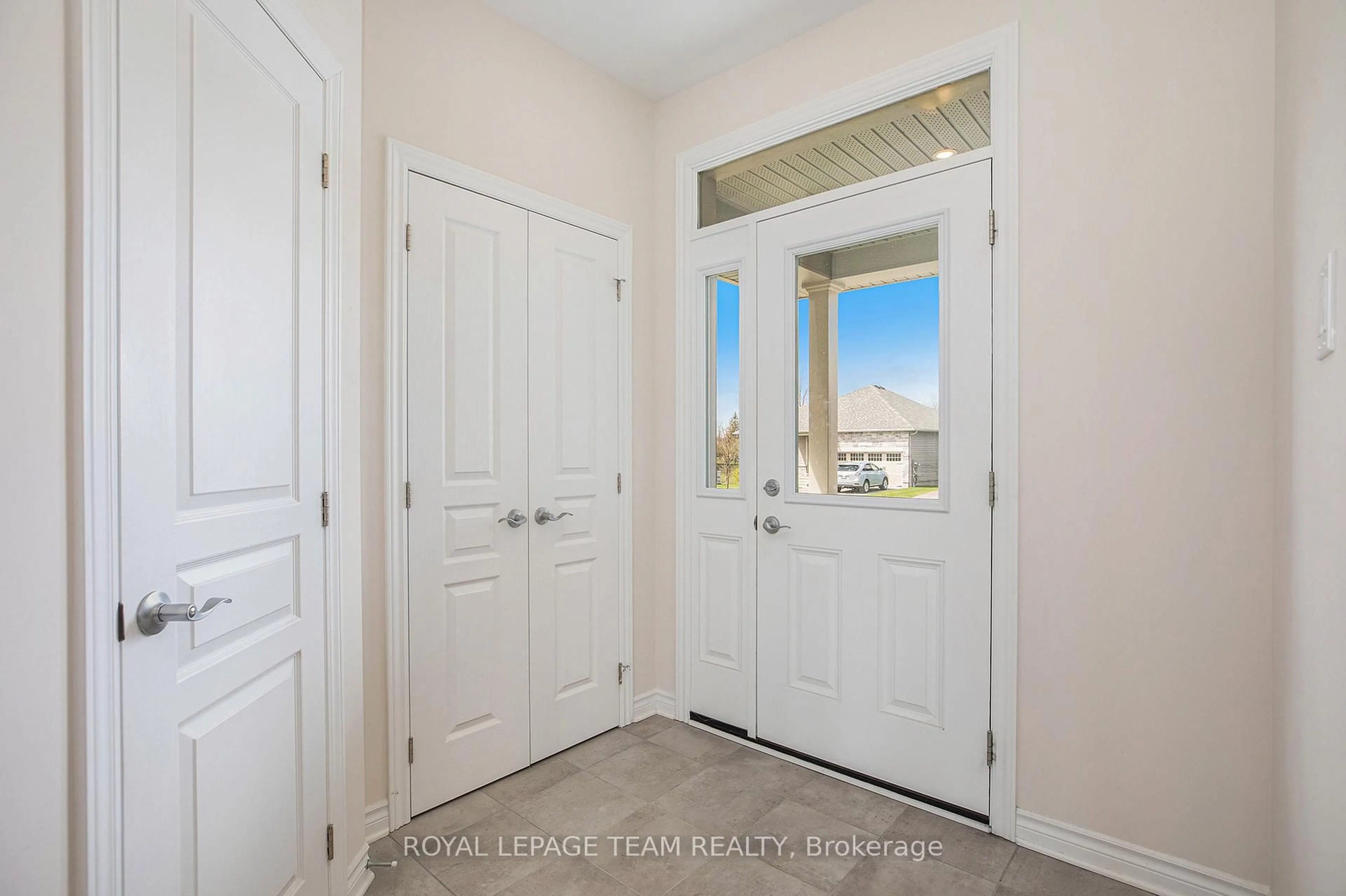 Indoor entryway for 521 Kindred Cres, North Grenville Ontario K0G 1J0