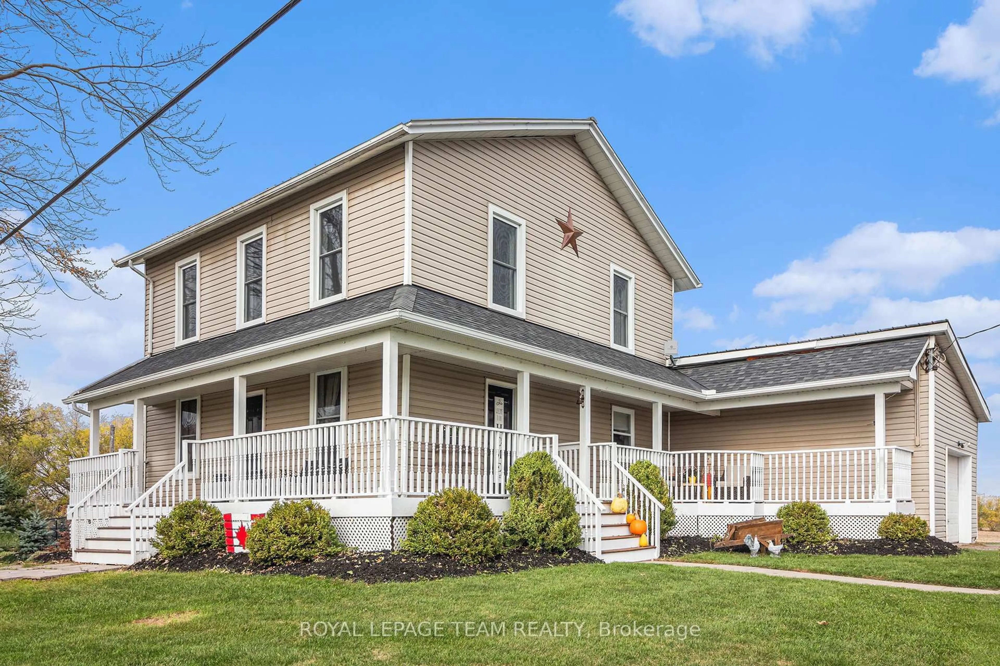 Home with vinyl exterior material, building for 11845 County 43 Rd, North Dundas Ontario K0C 2K0