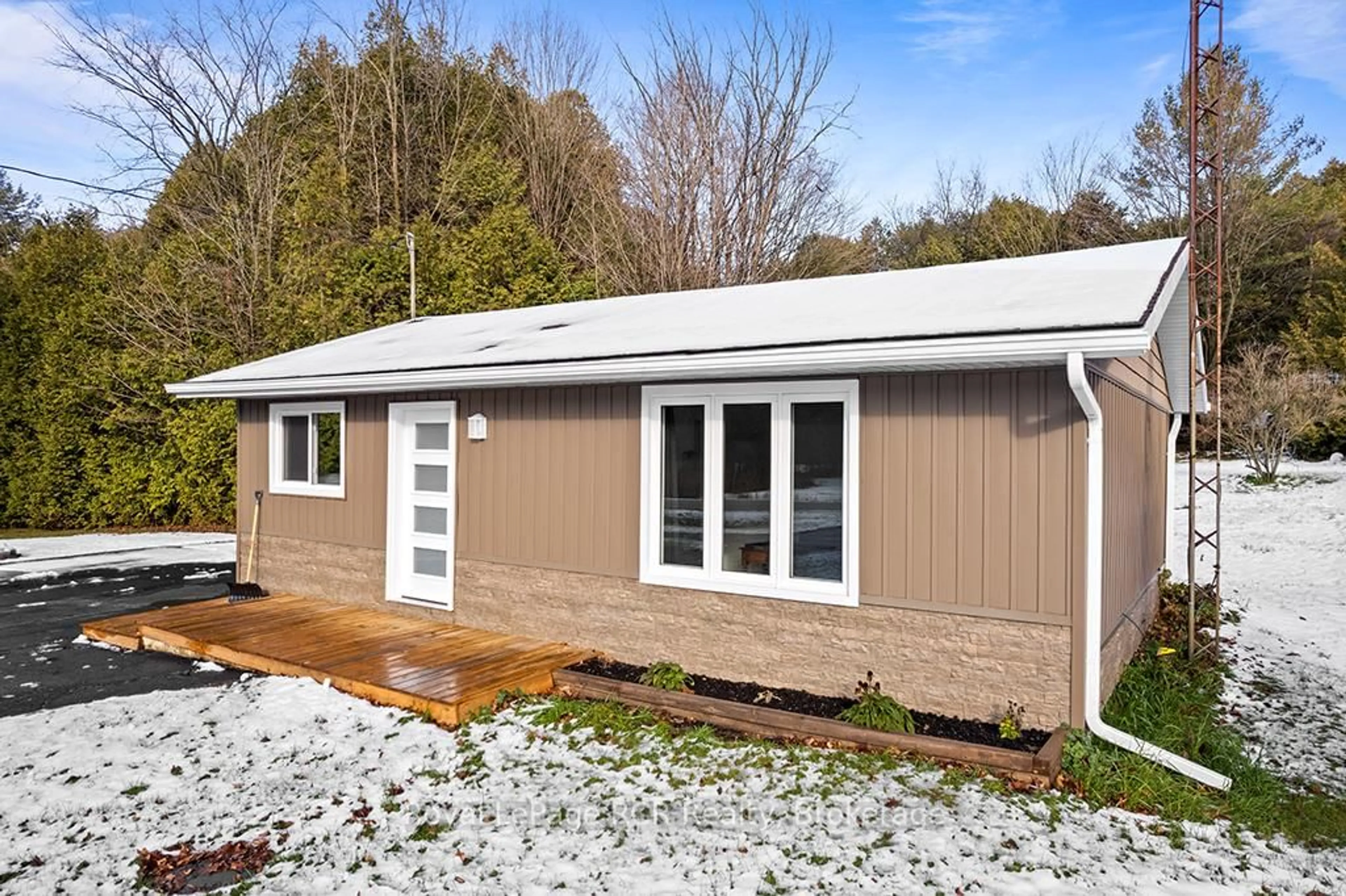 Home with vinyl exterior material, building for 405009 Grey 4 Rd, Grey Highlands Ontario N0C 1K0