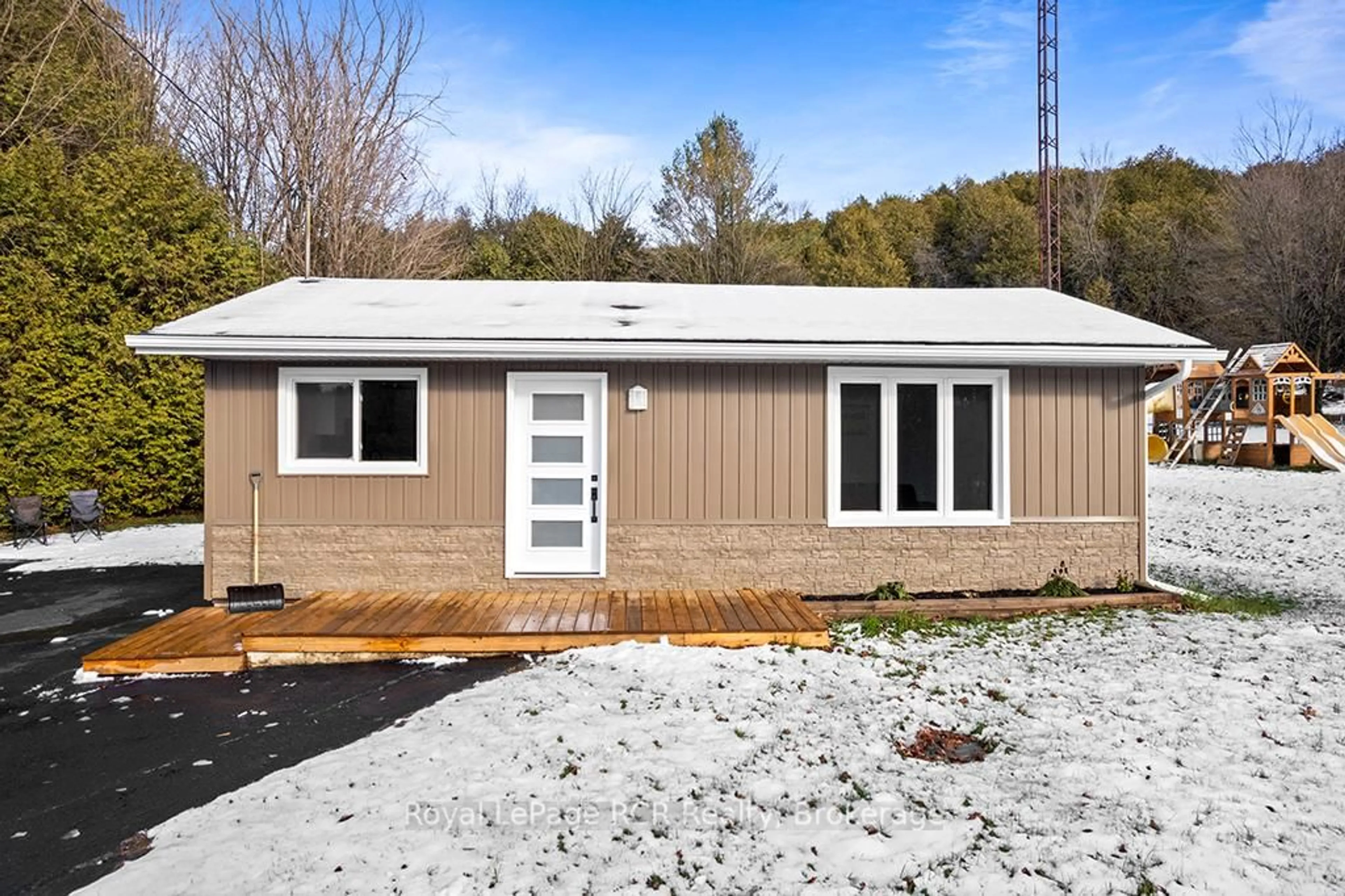 Home with vinyl exterior material, building for 405009 Grey 4 Rd, Grey Highlands Ontario N0C 1K0