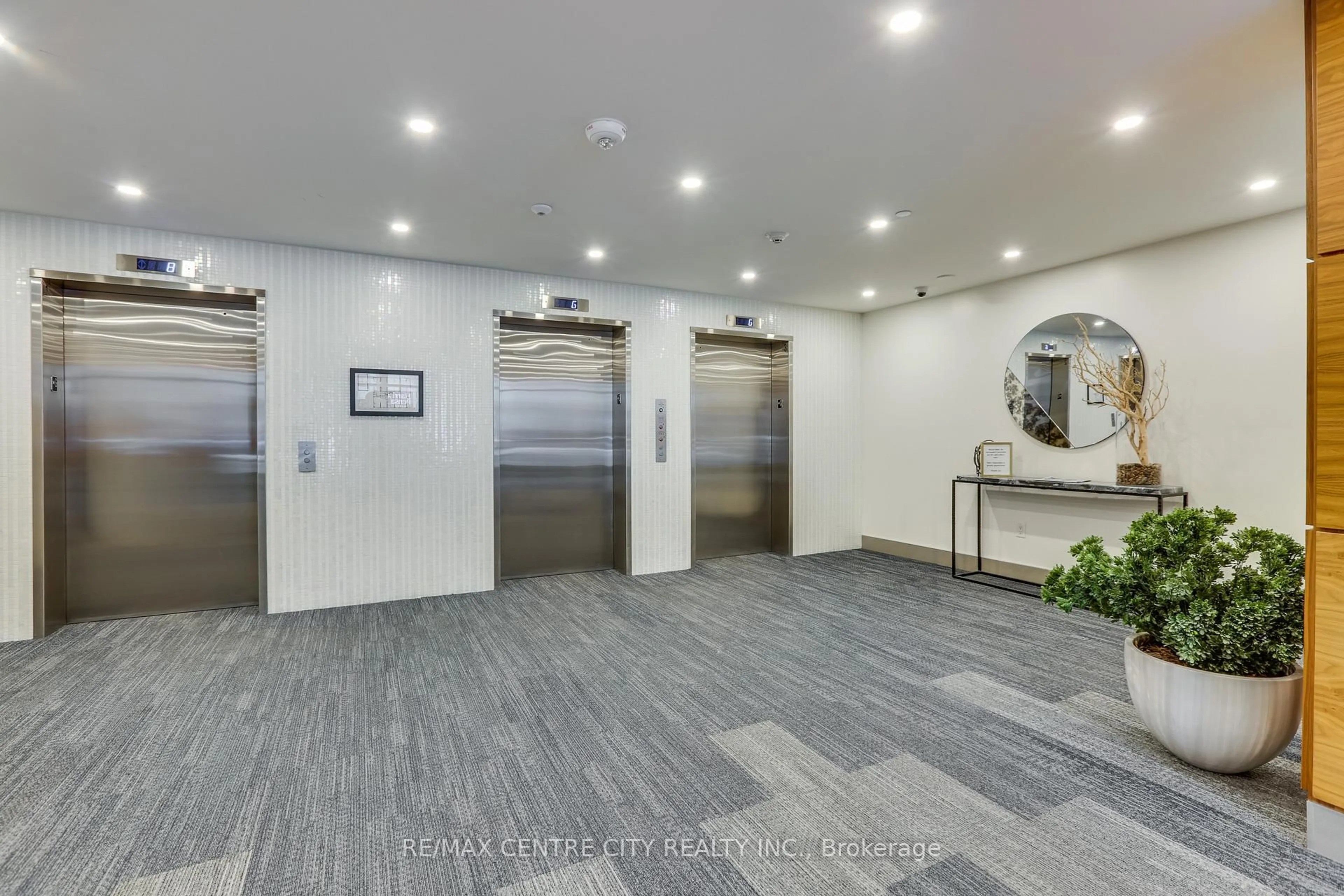 Indoor foyer for 505 Talbot St #1004, London East Ontario N6A 2N6