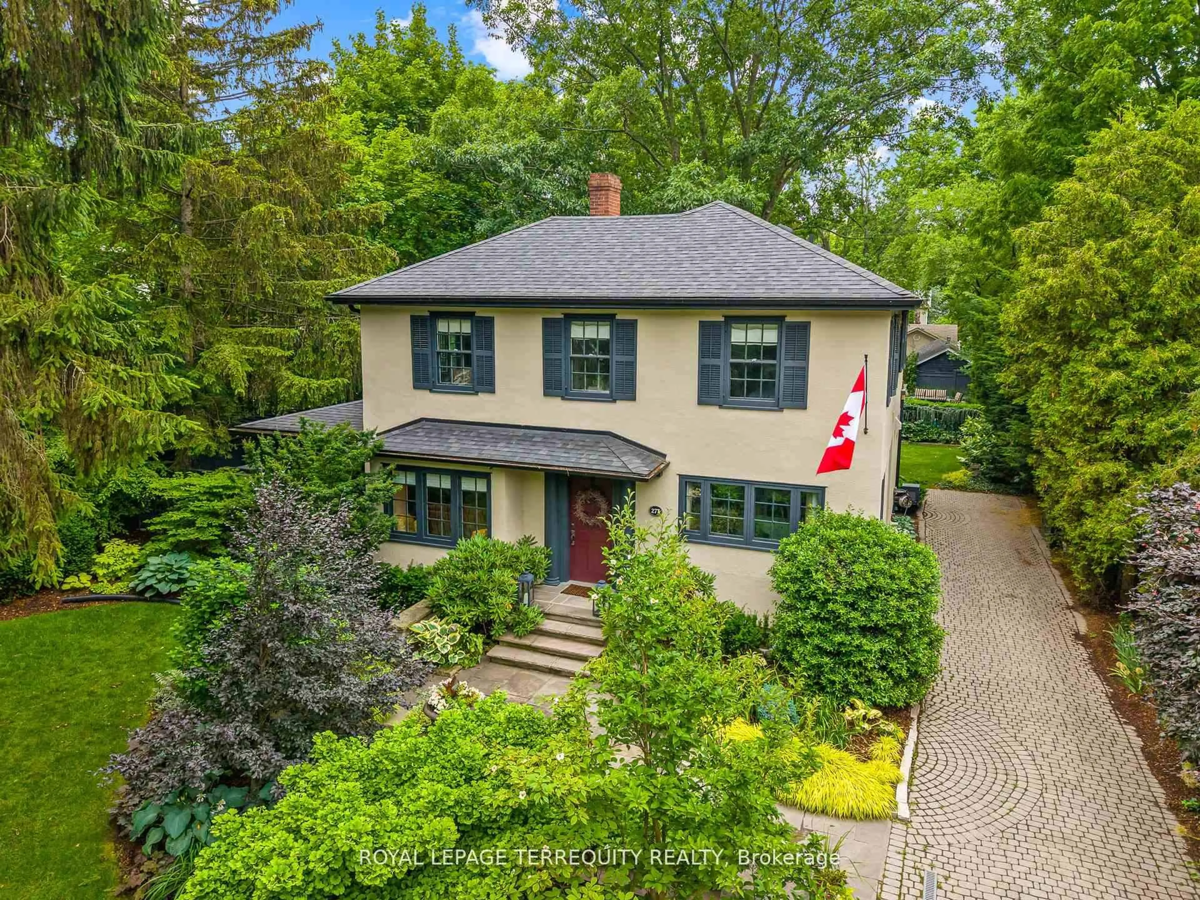 A pic from outside/outdoor area/front of a property/back of a property/a pic from drone, street for 277 King St, Niagara-on-the-Lake Ontario L0S 1J0