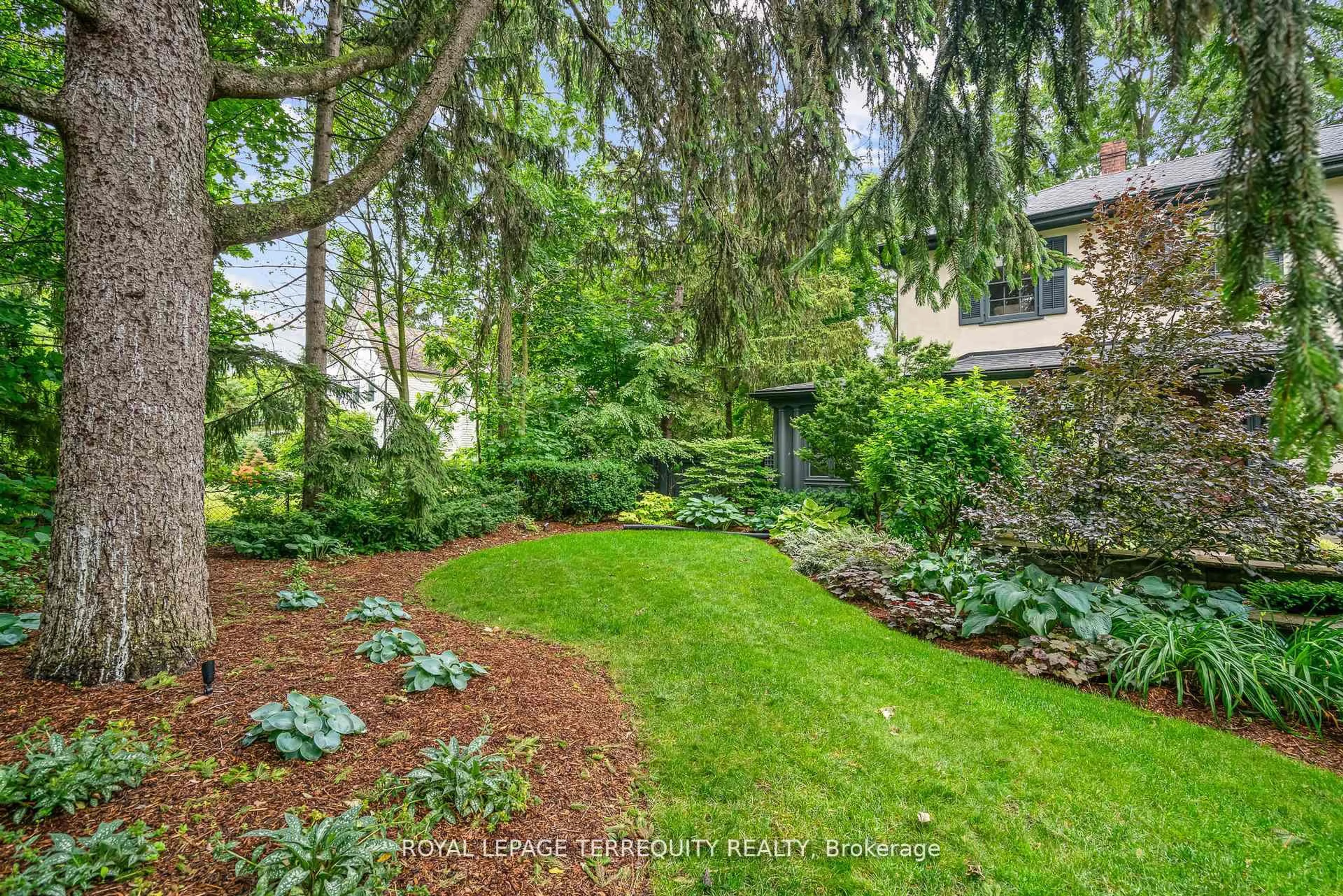 Patio, street for 277 King St, Niagara-on-the-Lake Ontario L0S 1J0