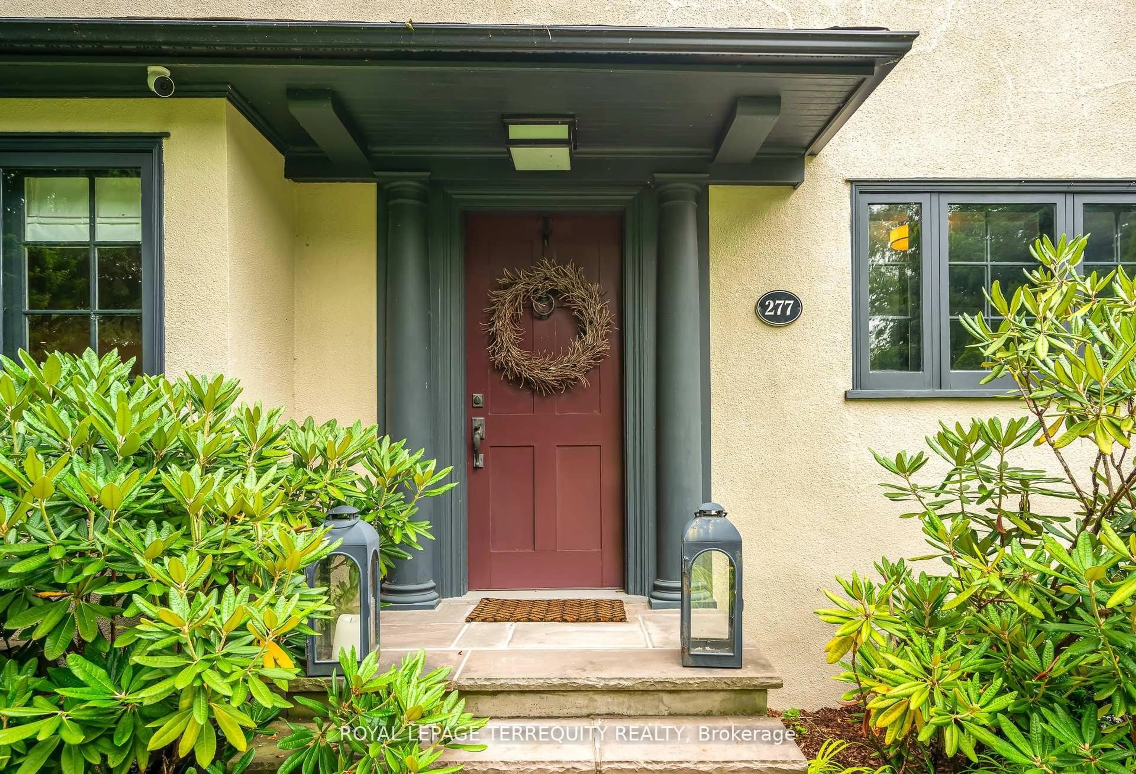 Indoor entryway for 277 King St, Niagara-on-the-Lake Ontario L0S 1J0