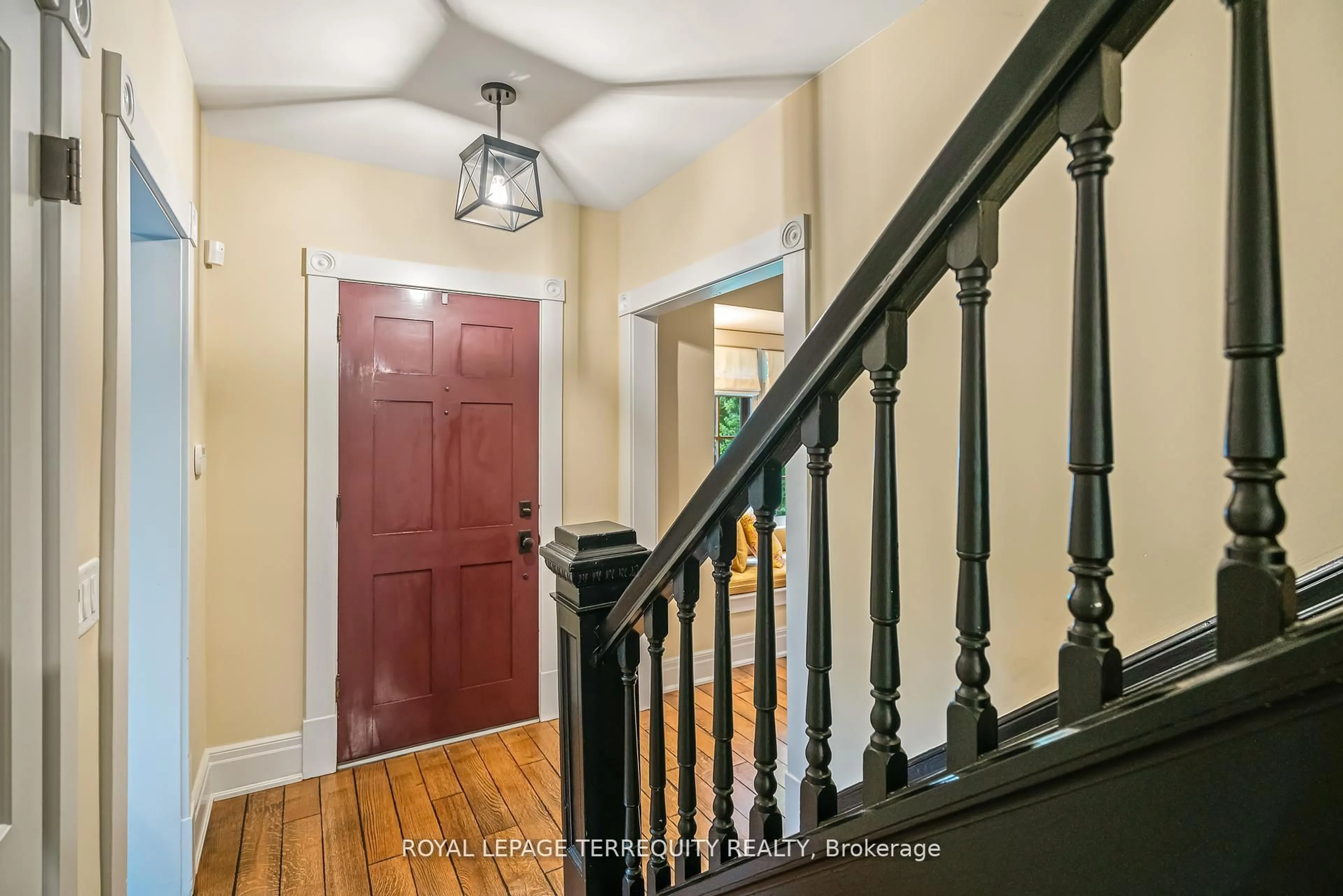 Indoor entryway for 277 King St, Niagara-on-the-Lake Ontario L0S 1J0
