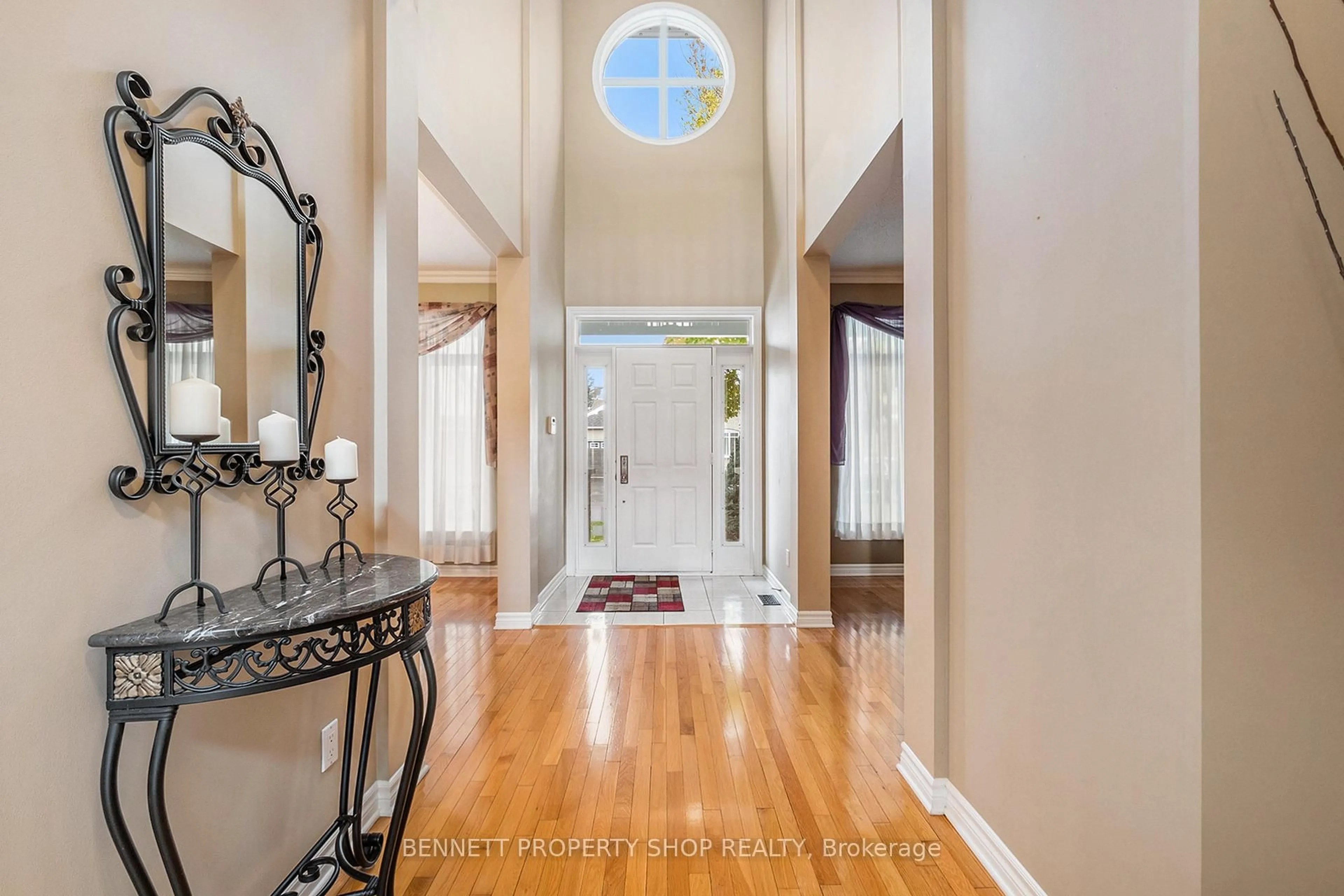 Indoor entryway for 578 Devonwood Circ, Gloucester Ontario K1T 4E6