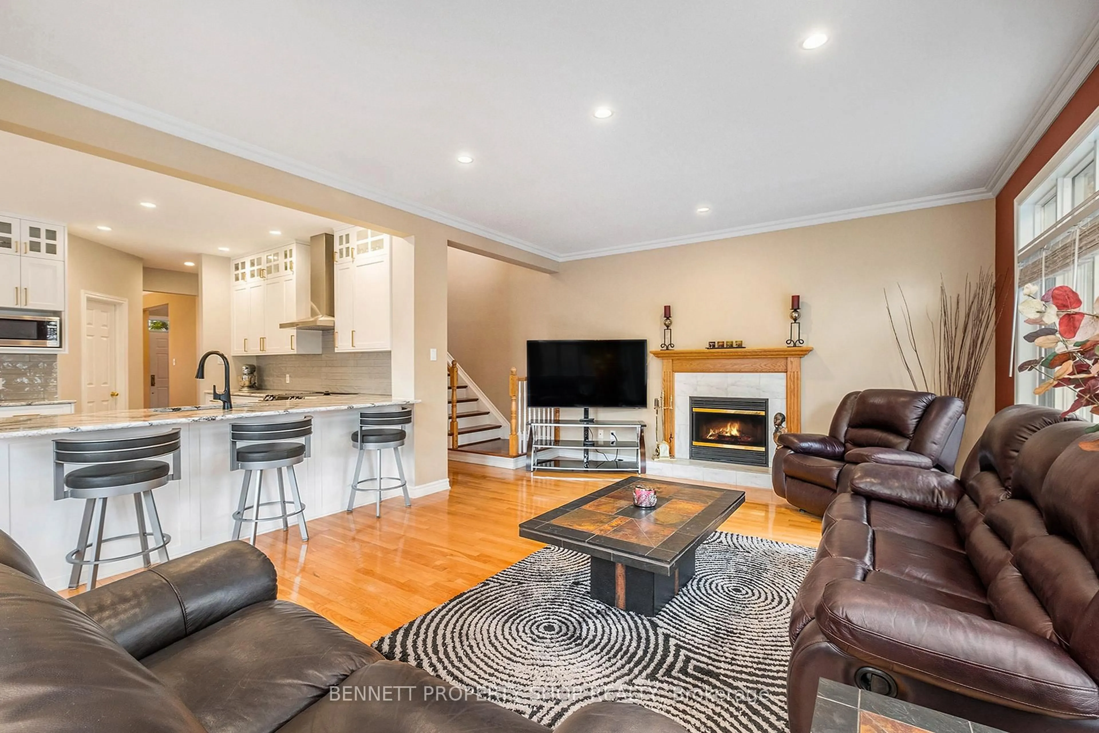 Living room with furniture, unknown for 578 Devonwood Circ, Gloucester Ontario K1T 4E6