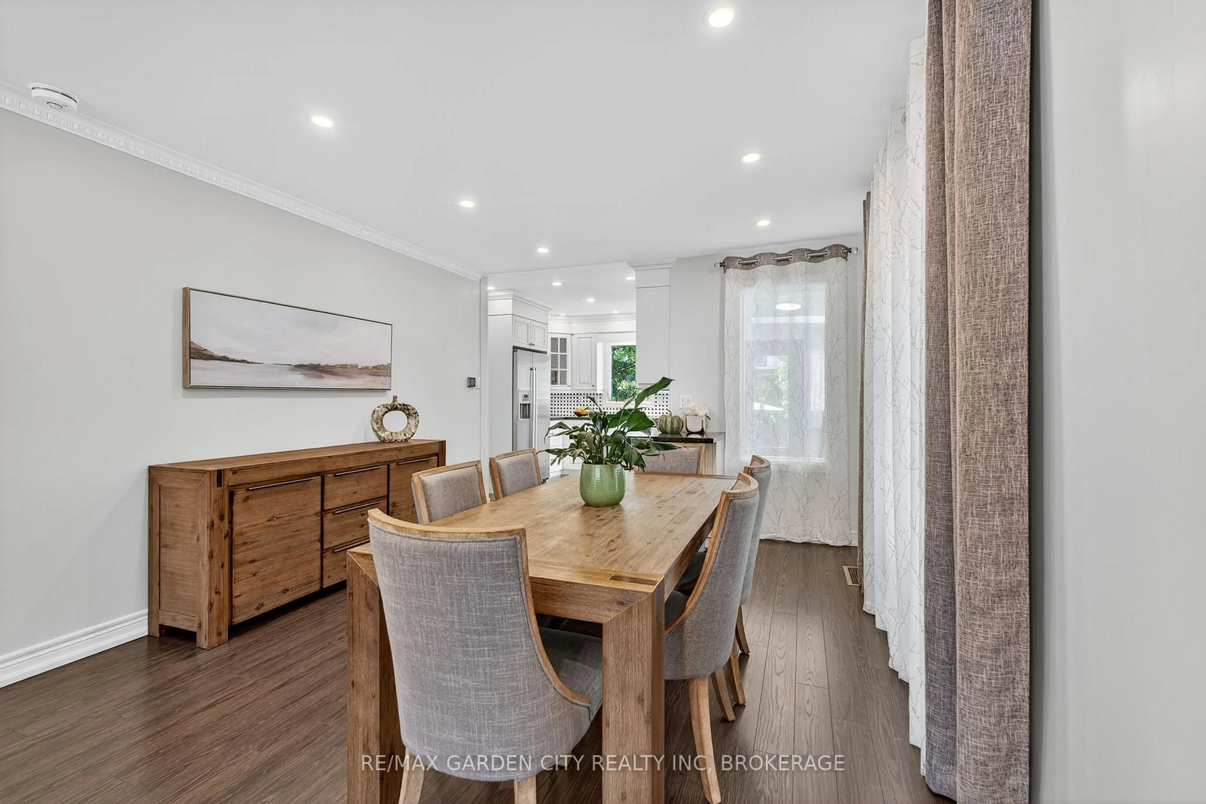 Dining room, wood/laminate floor for 133 Connaught Ave, Hamilton Ontario L8L 6Z2