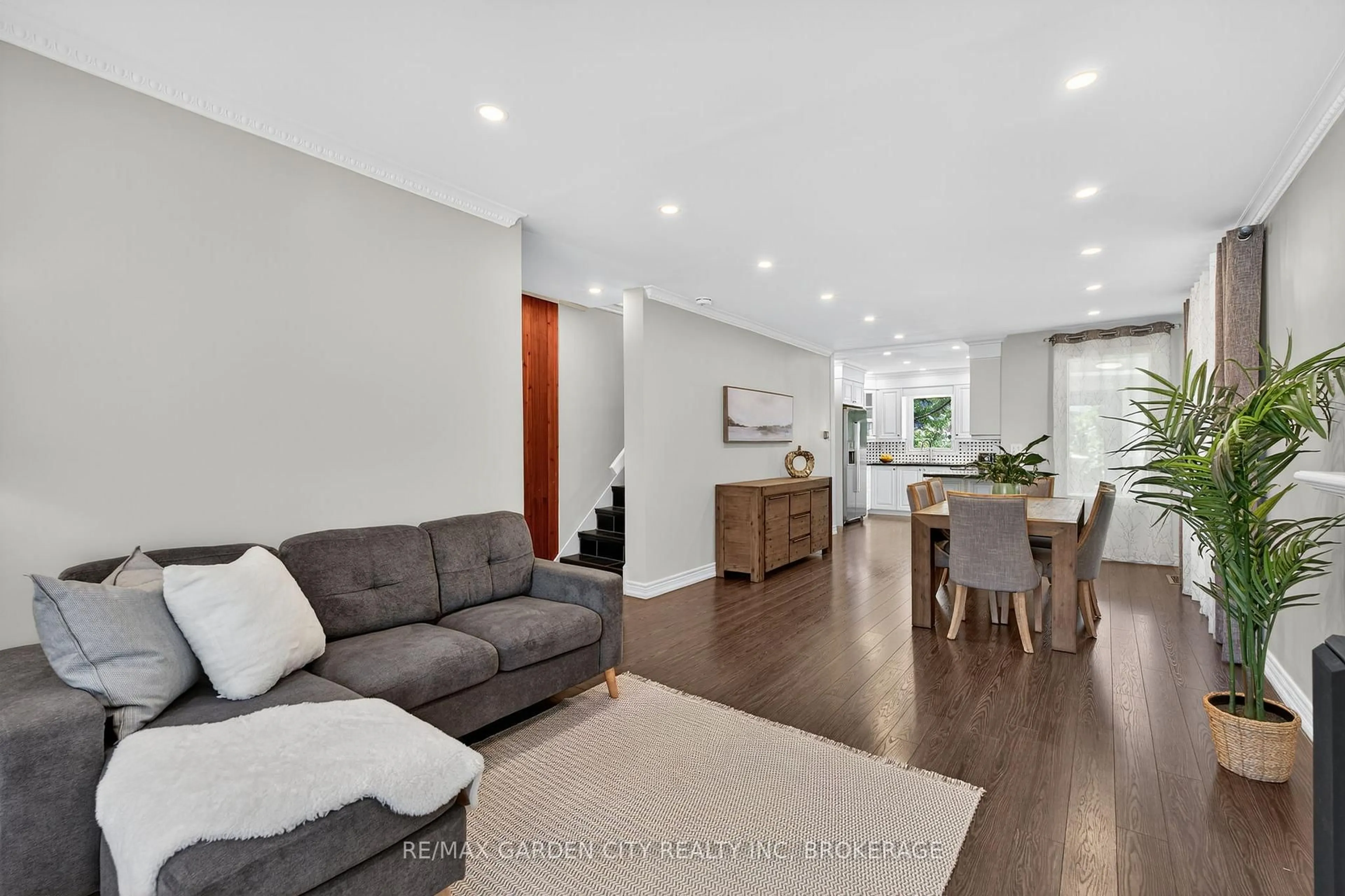 Living room with furniture, wood/laminate floor for 133 Connaught Ave, Hamilton Ontario L8L 6Z2