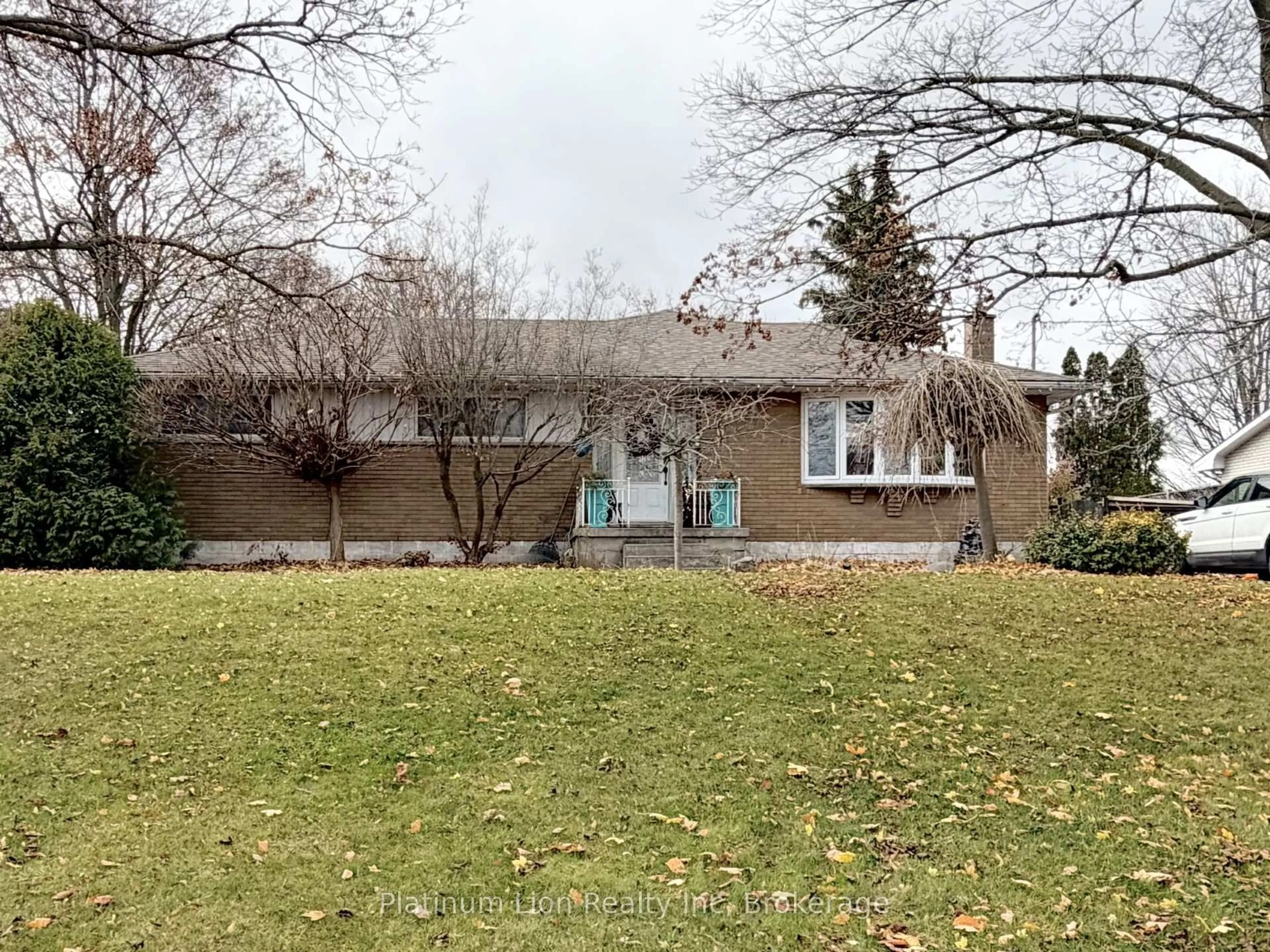 A pic from outside/outdoor area/front of a property/back of a property/a pic from drone, street for 6 Bayly Dr, Brant Ontario N3L 2P9