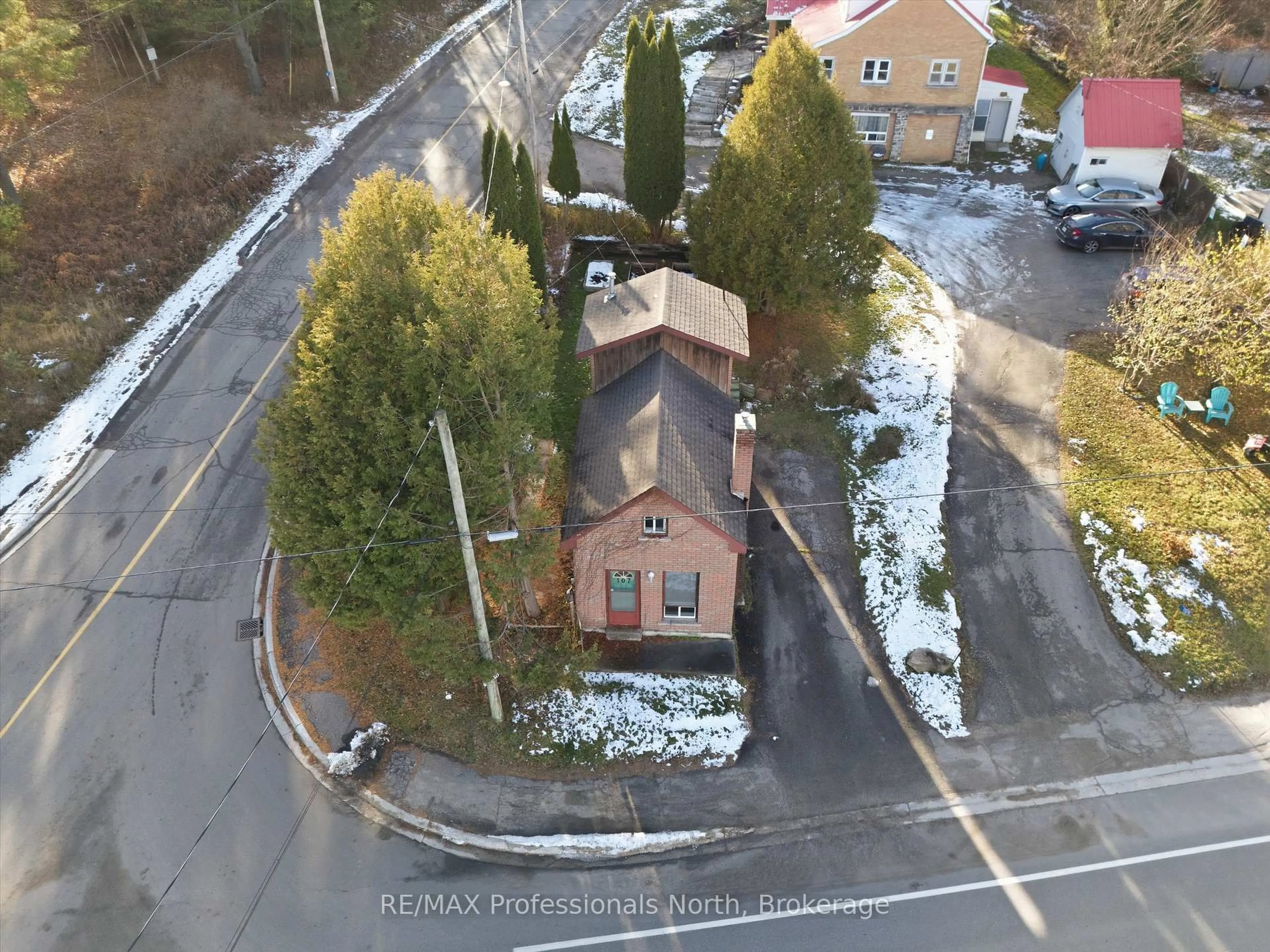 A pic from outside/outdoor area/front of a property/back of a property/a pic from drone, unknown for 107 Brunel Rd, Huntsville Ontario P1H 1R1