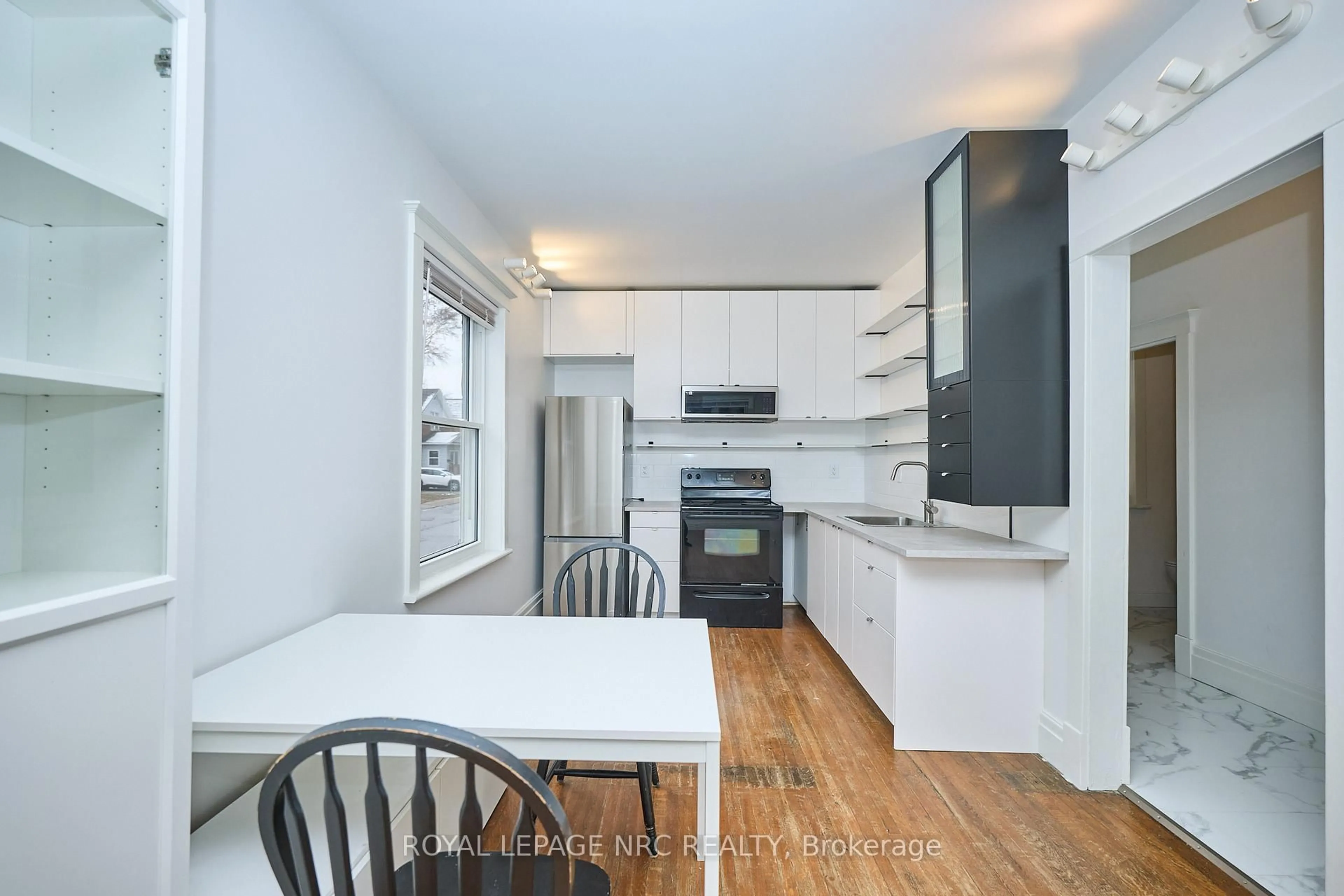 Standard kitchen, wood/laminate floor for 61 York St, St. Catharines Ontario L2R 6C6
