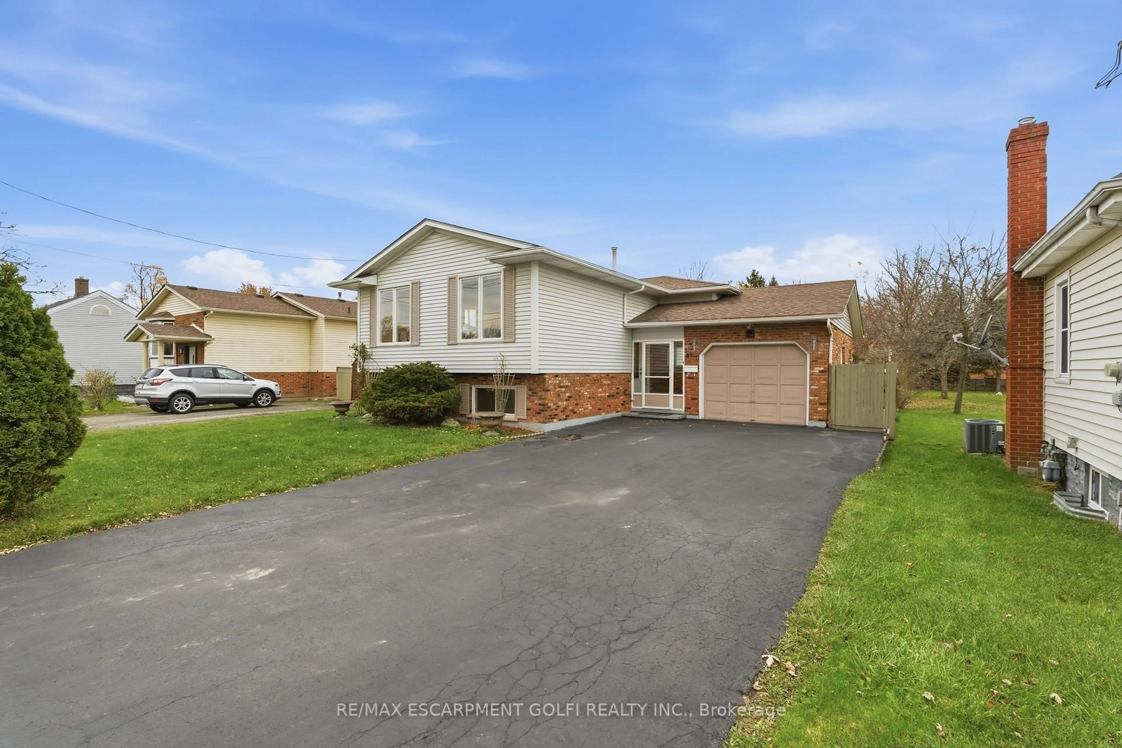 A pic from outside/outdoor area/front of a property/back of a property/a pic from drone, street for 85 RICE Rd, Welland Ontario L3C 2V6