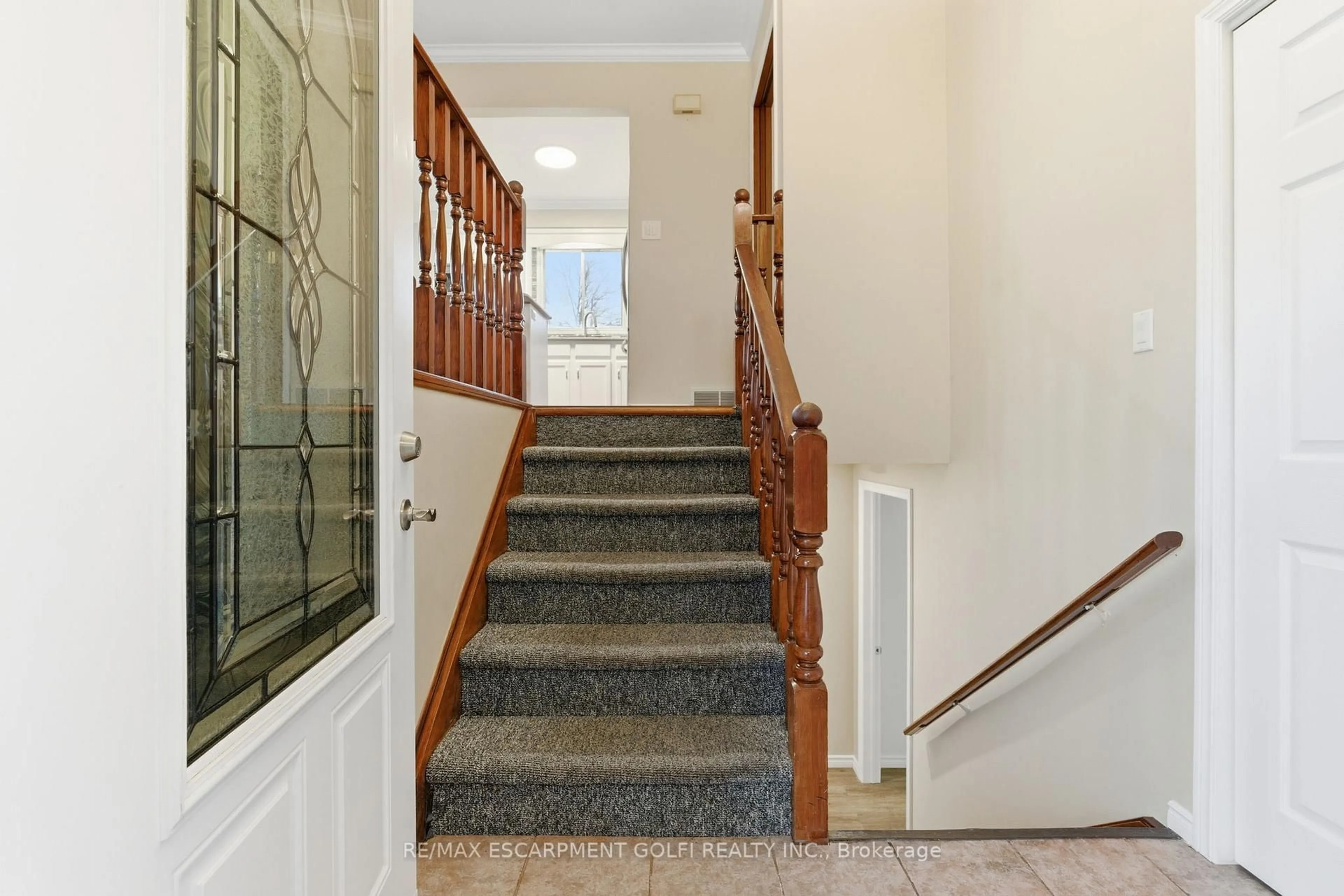Indoor foyer for 85 RICE Rd, Welland Ontario L3C 2V6