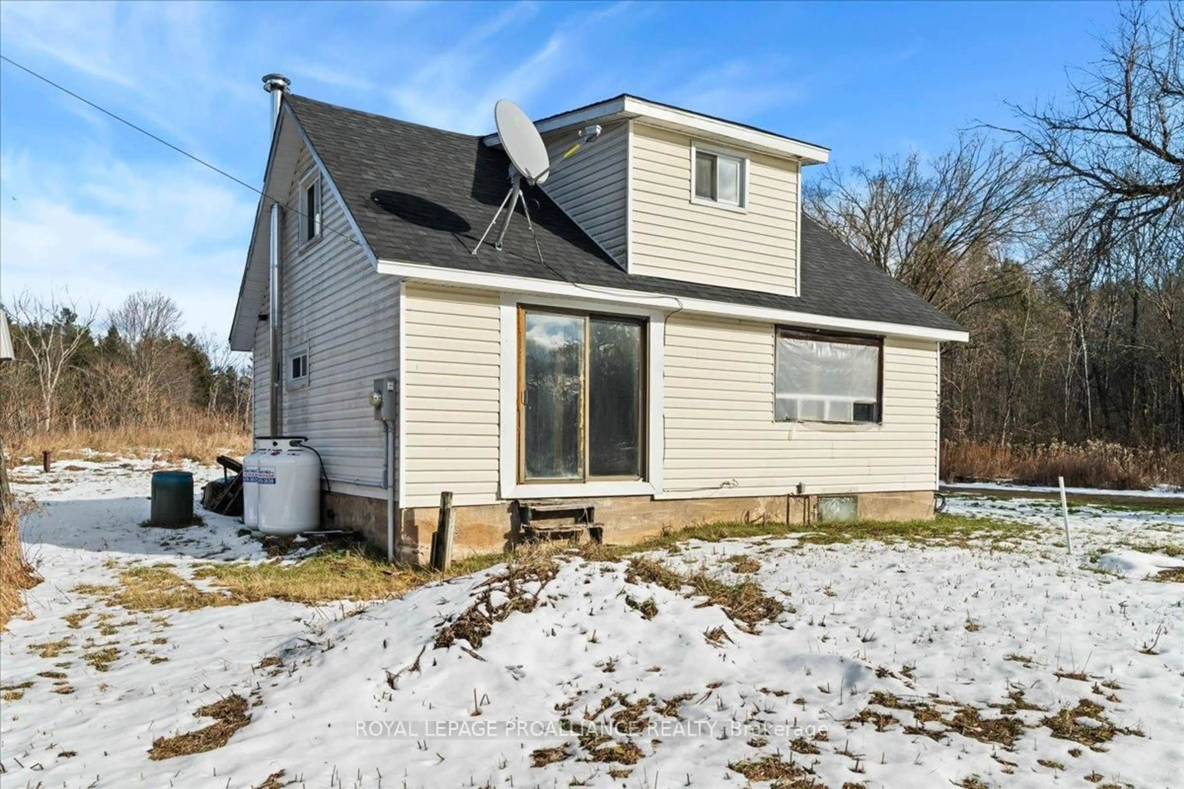 Home with vinyl exterior material, building for 702 French Settlement Rd, Tweed Ontario K0K 3J0