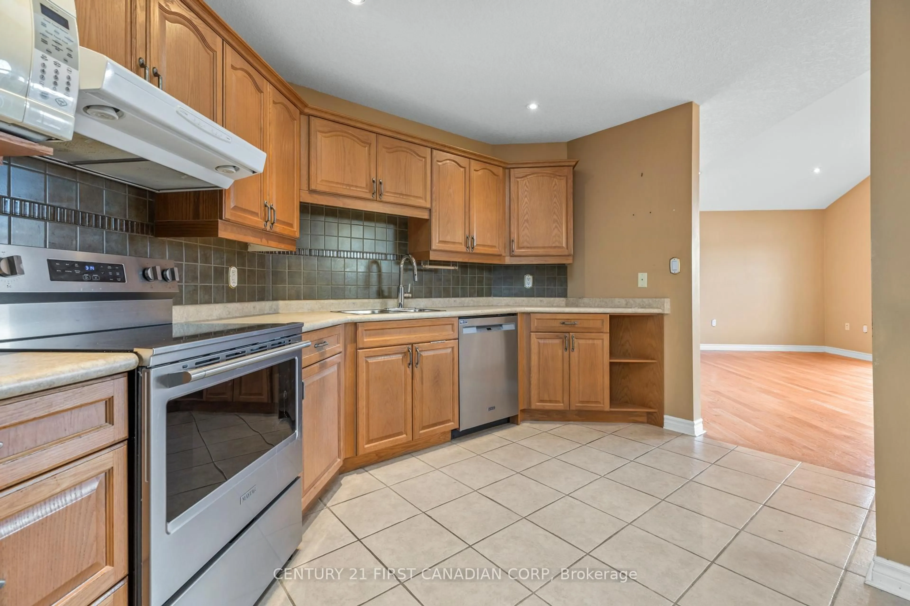 Standard kitchen, ceramic/tile floor for 521 Darcy Dr, Strathroy-Caradoc Ontario N7G 4L1