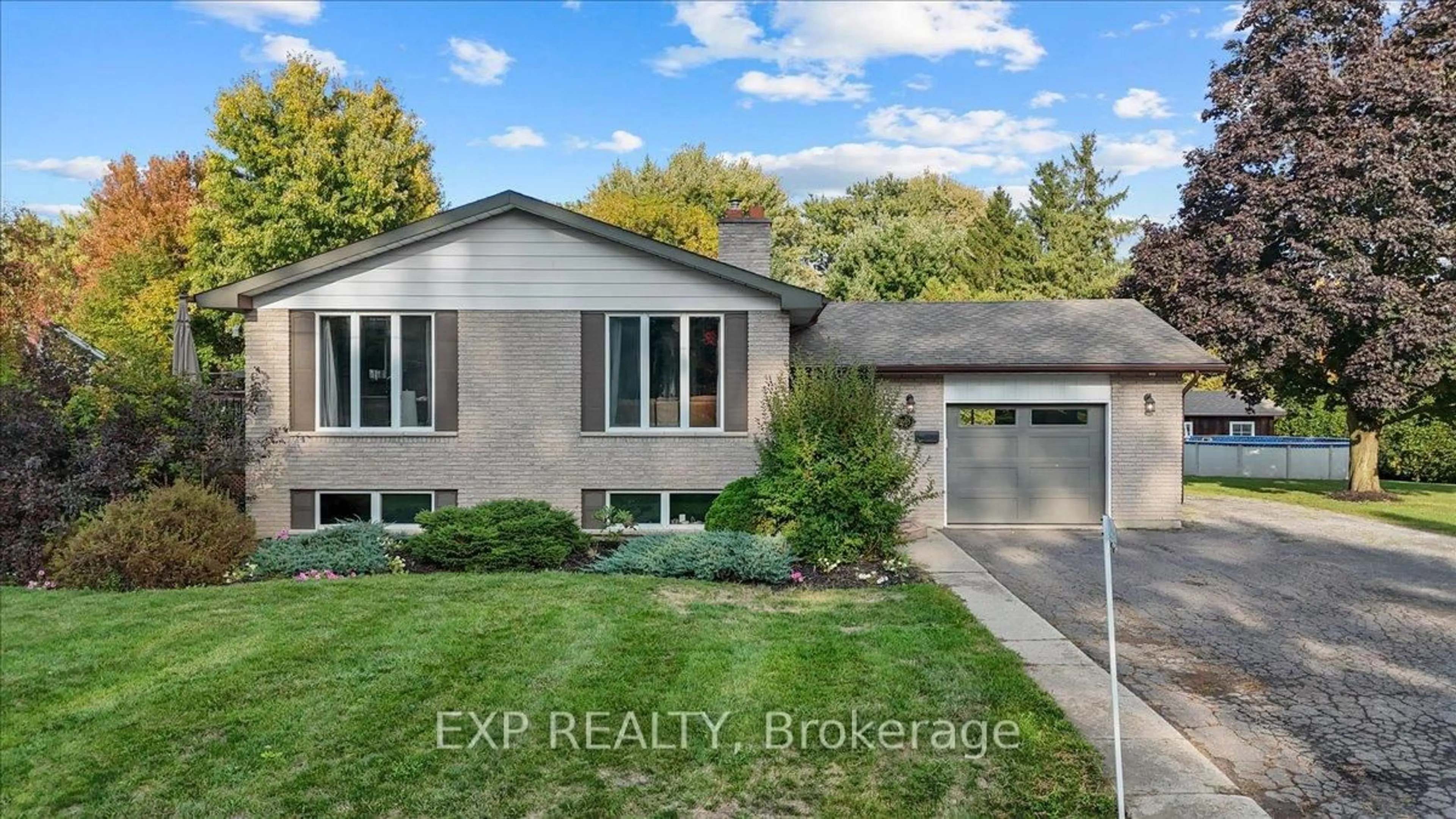 Home with vinyl exterior material, street for 2653 Glen St, Metcalfe Ontario K0A 2P0