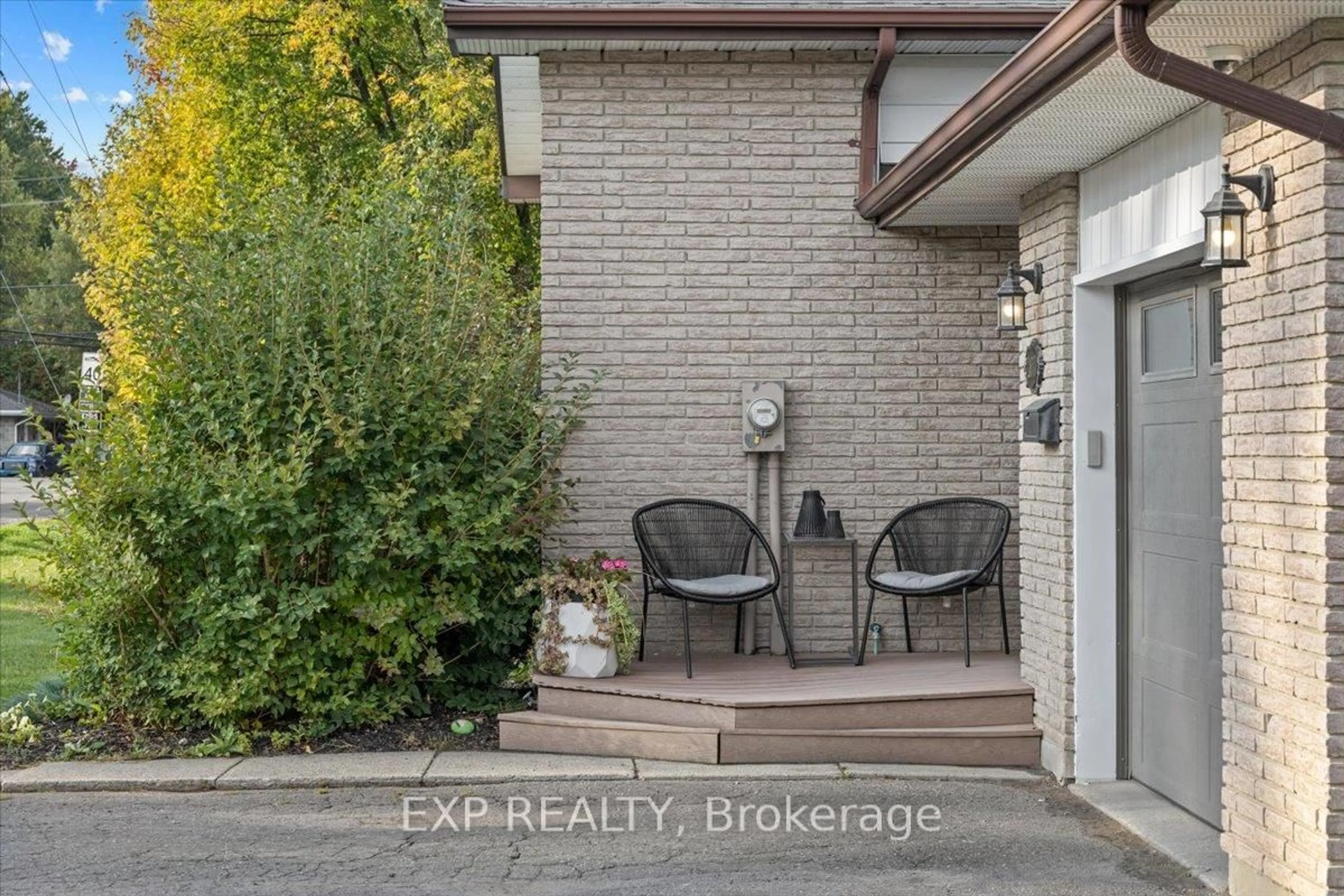 Patio, street for 2653 Glen St, Metcalfe Ontario K0A 2P0