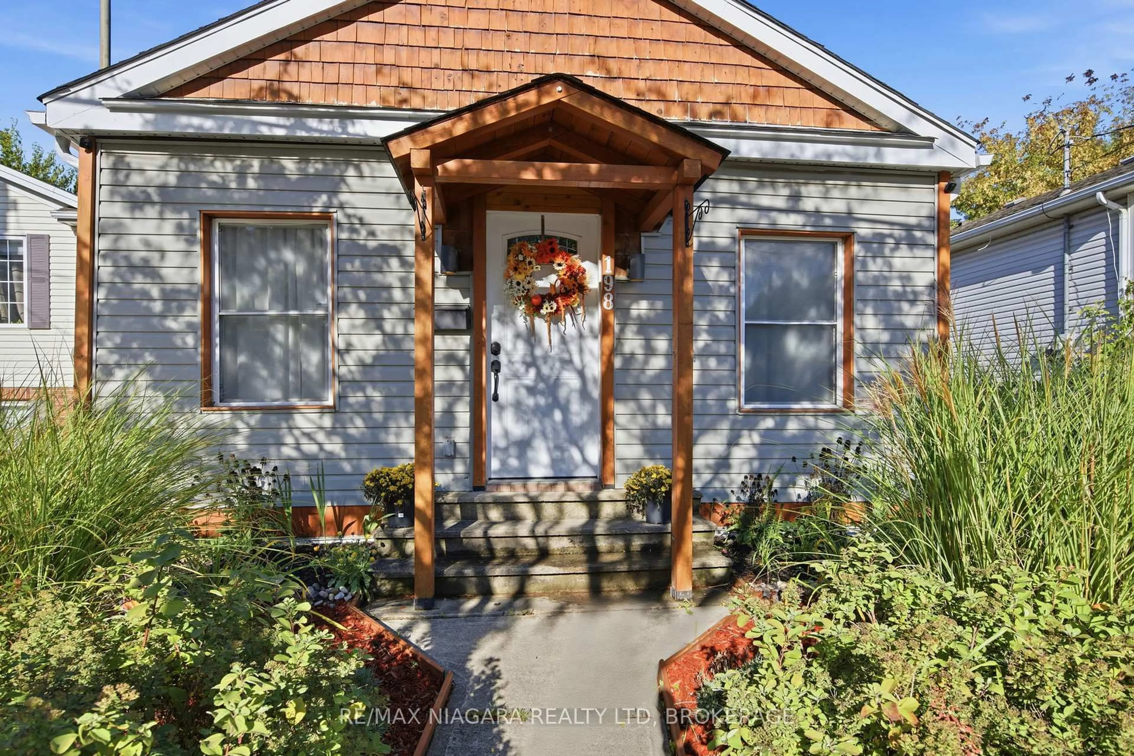 Home with brick exterior material, street for 198 Pelham Rd, St. Catharines Ontario L2S 1W7