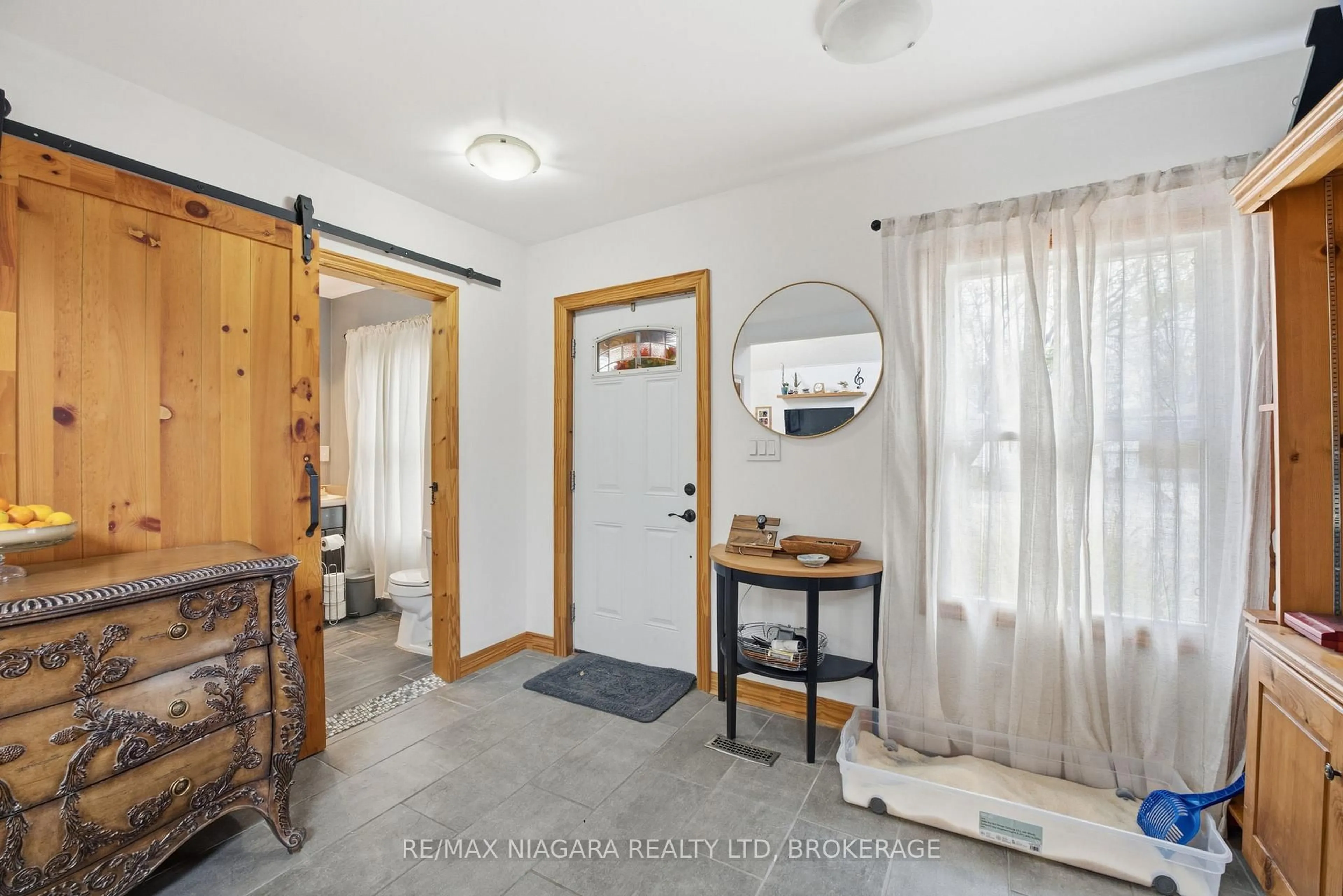 Indoor entryway for 198 Pelham Rd, St. Catharines Ontario L2S 1W7