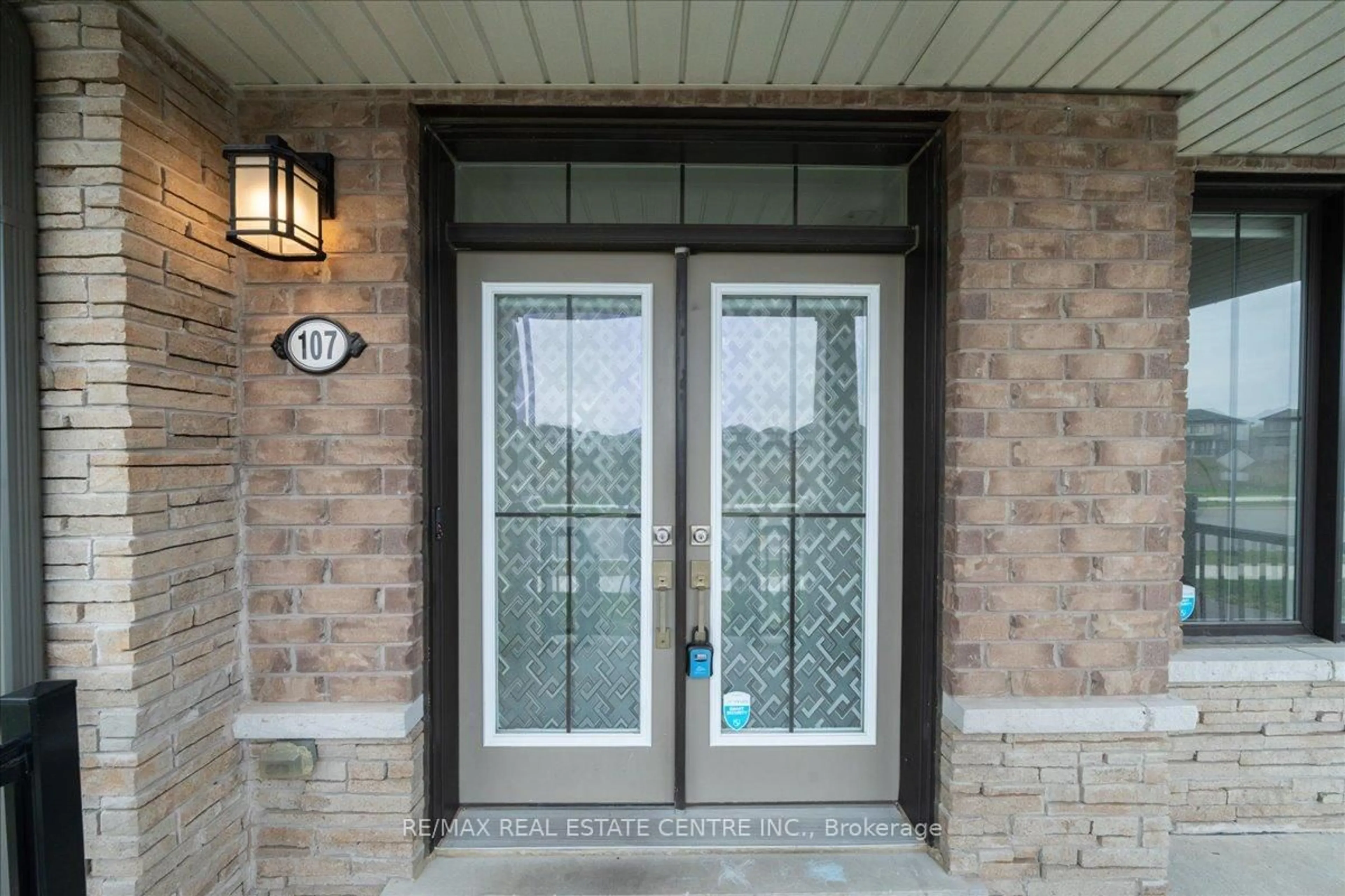 Indoor entryway for 107 Cuesta Hts, Hamilton Ontario L8J 0M2