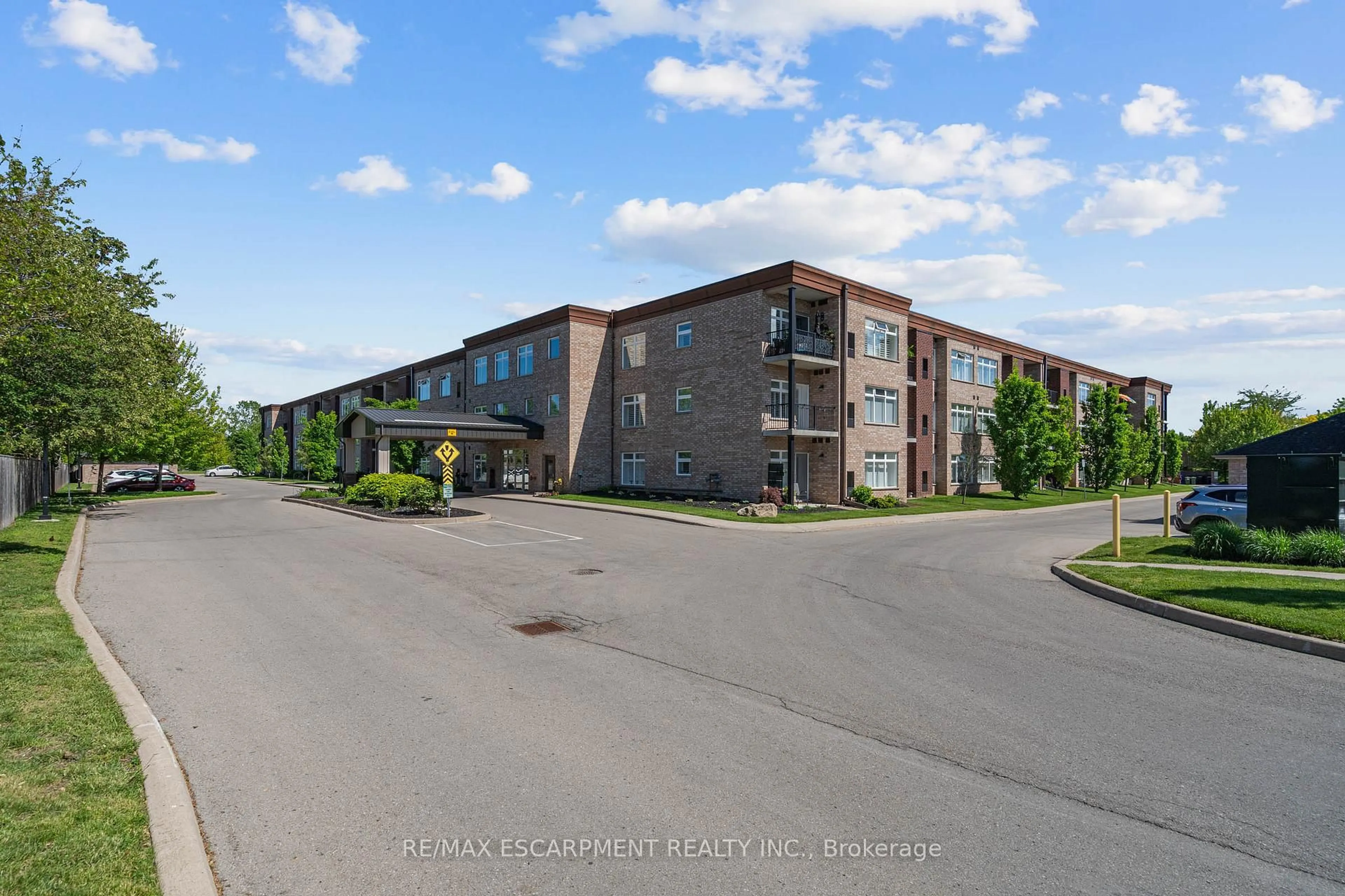 A pic from outside/outdoor area/front of a property/back of a property/a pic from drone, building for 4644 Pettit Ave #213, Niagara Falls Ontario L2E 0B4