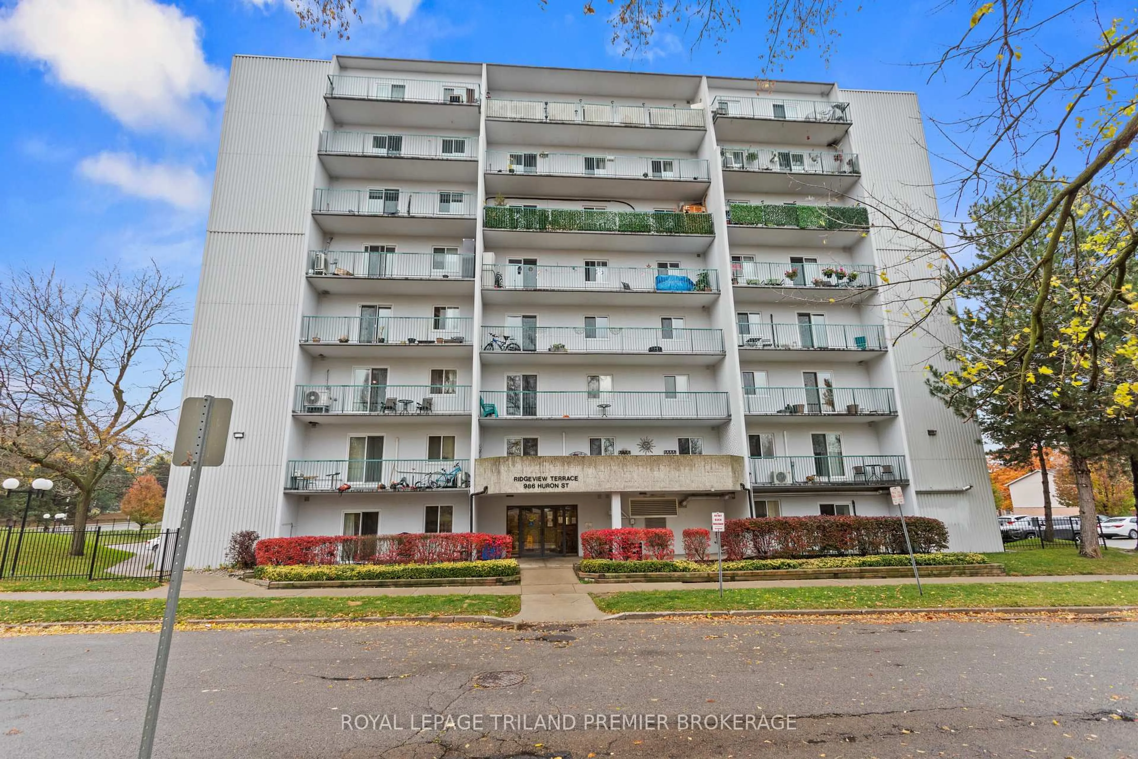 Patio, building for 986 Huron St #406, London East Ontario N5Y 5E4