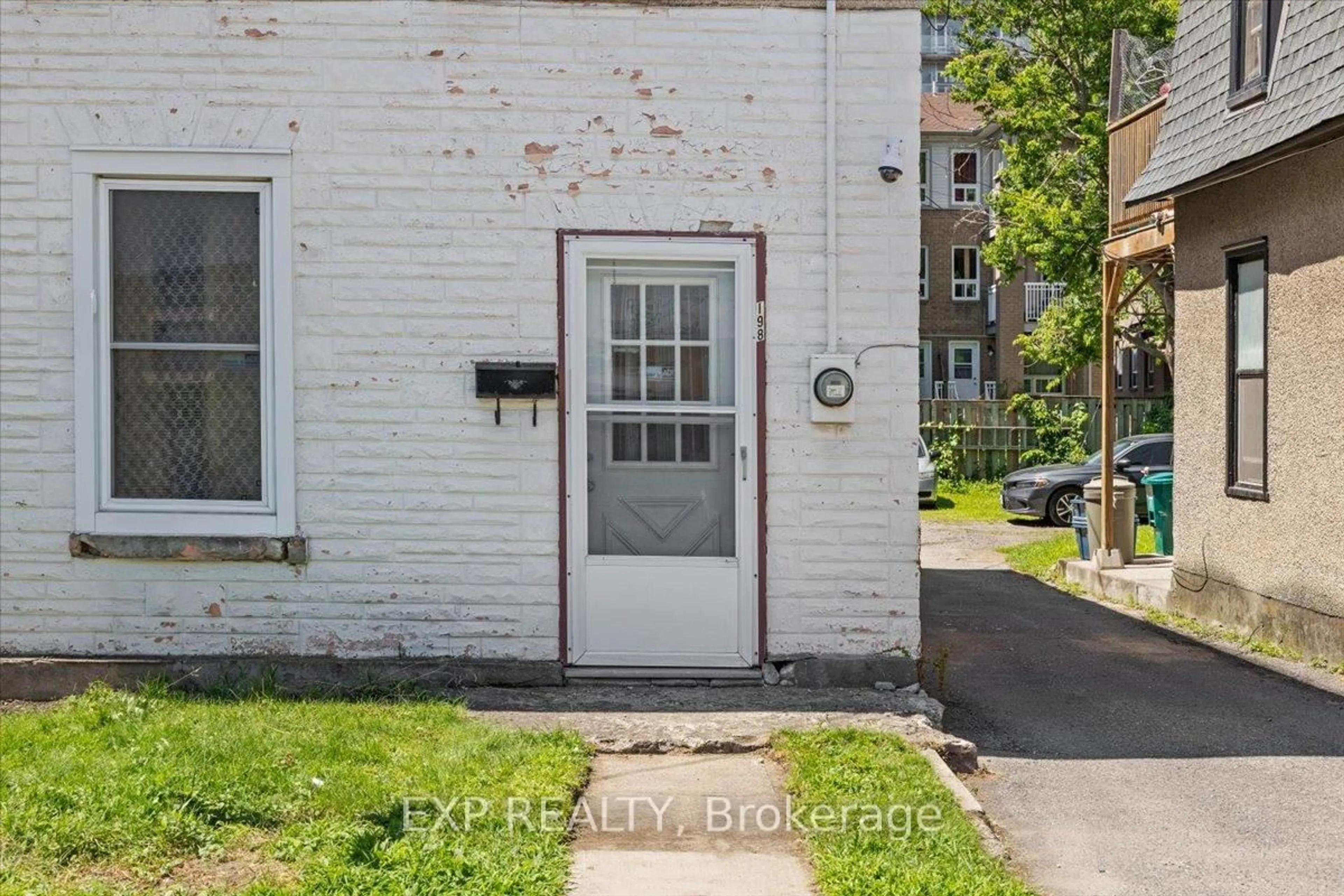 Indoor entryway for 198 Hinchey Ave, Ottawa Ontario K1Y 1L7